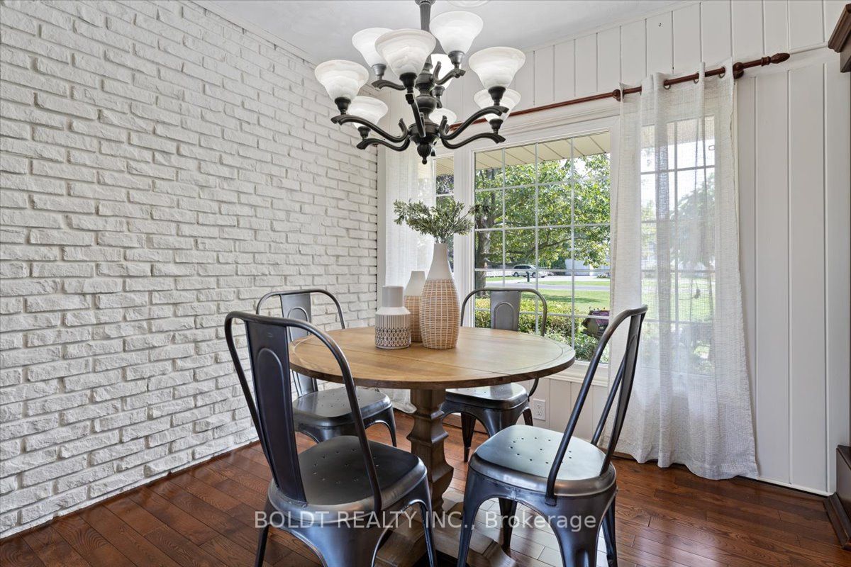 1042 Lakeshore Road W