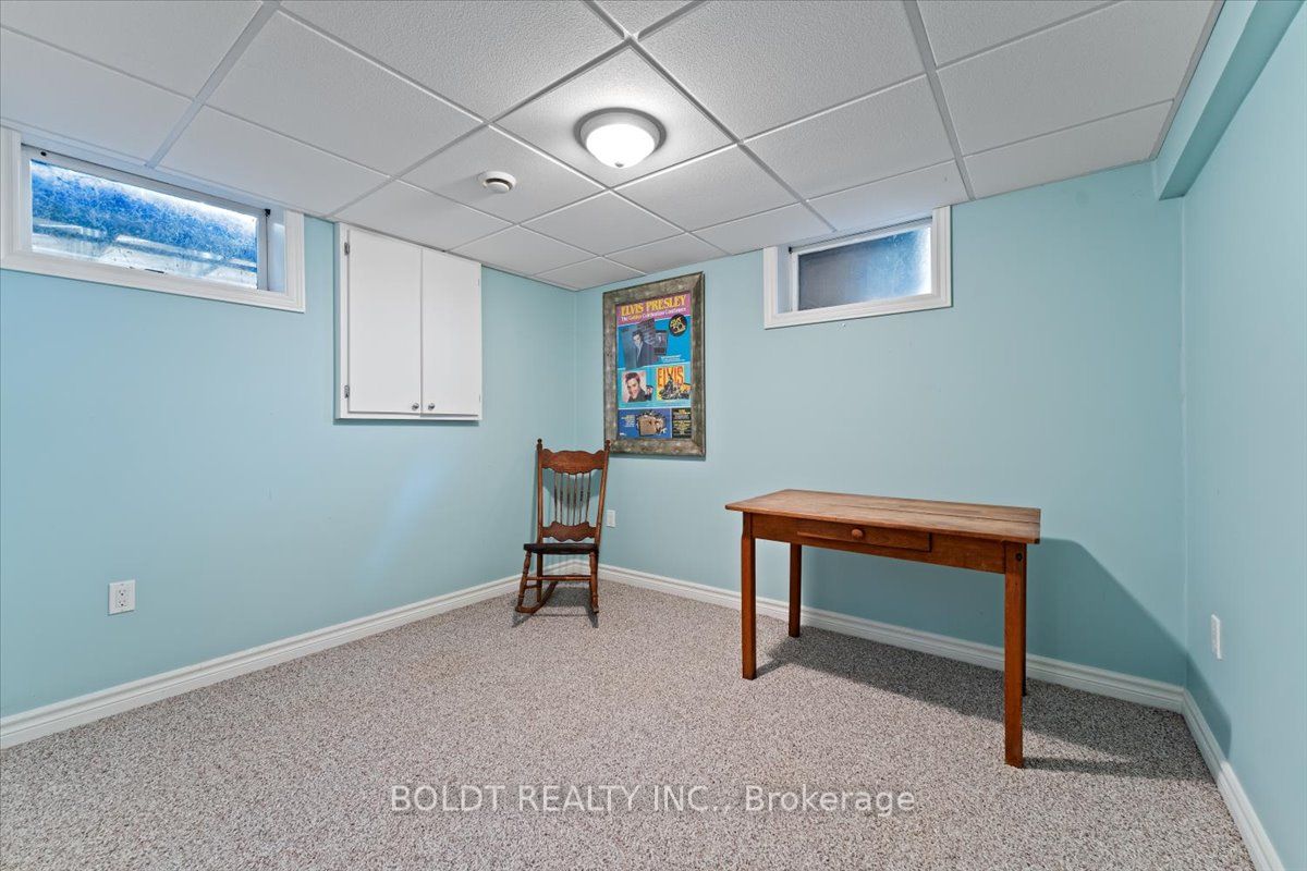 1042 Lakeshore Road W