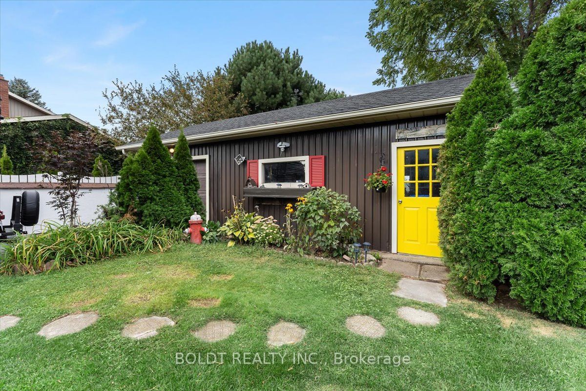 1042 Lakeshore Road W