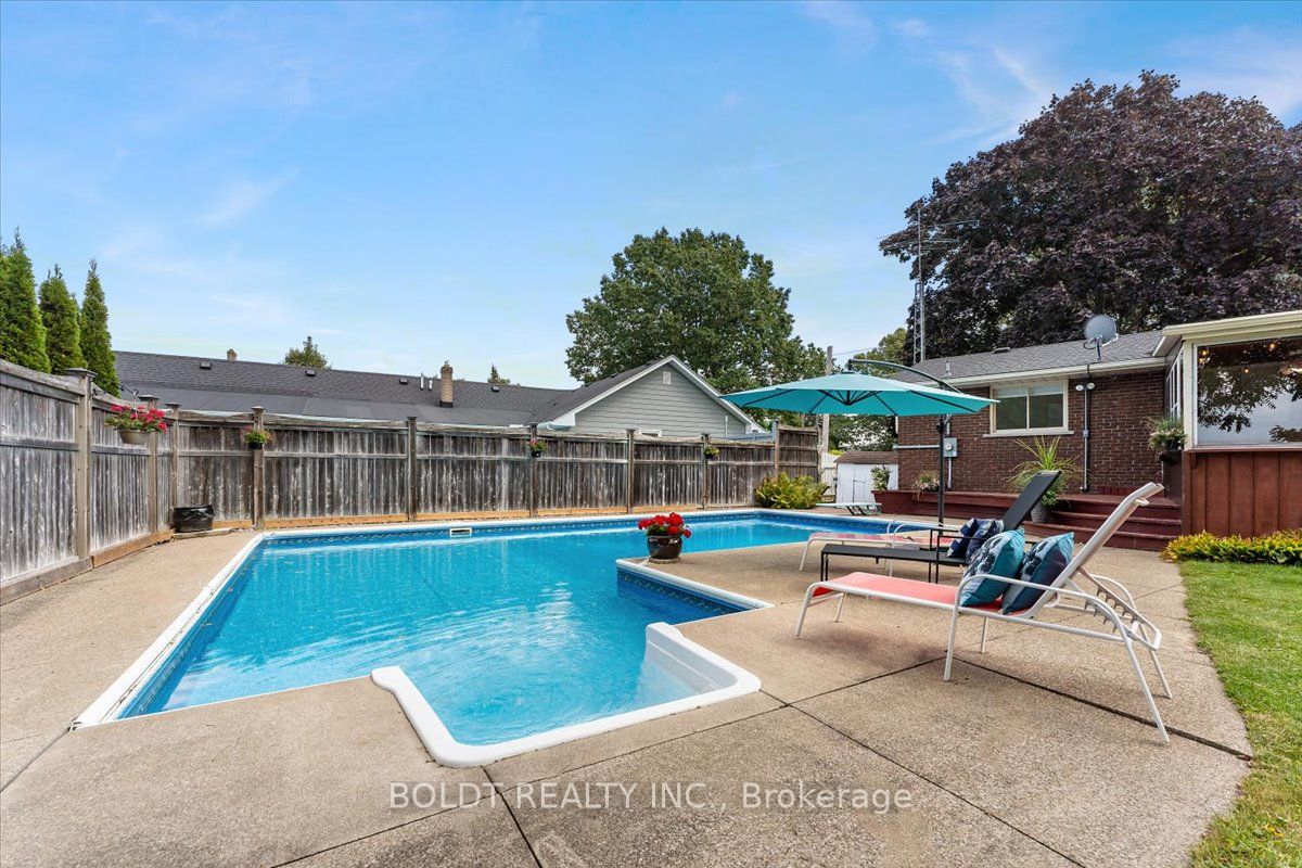 1042 Lakeshore Road W