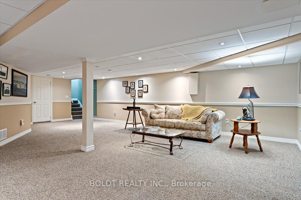 1042 Lakeshore Road W