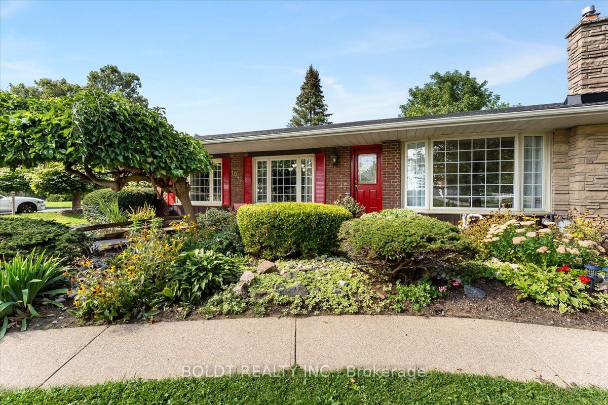 1042 Lakeshore Road W