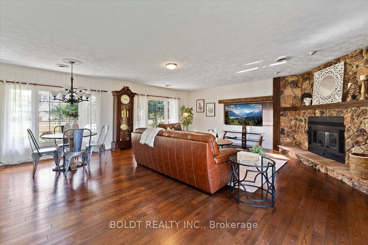 1042 Lakeshore Road W