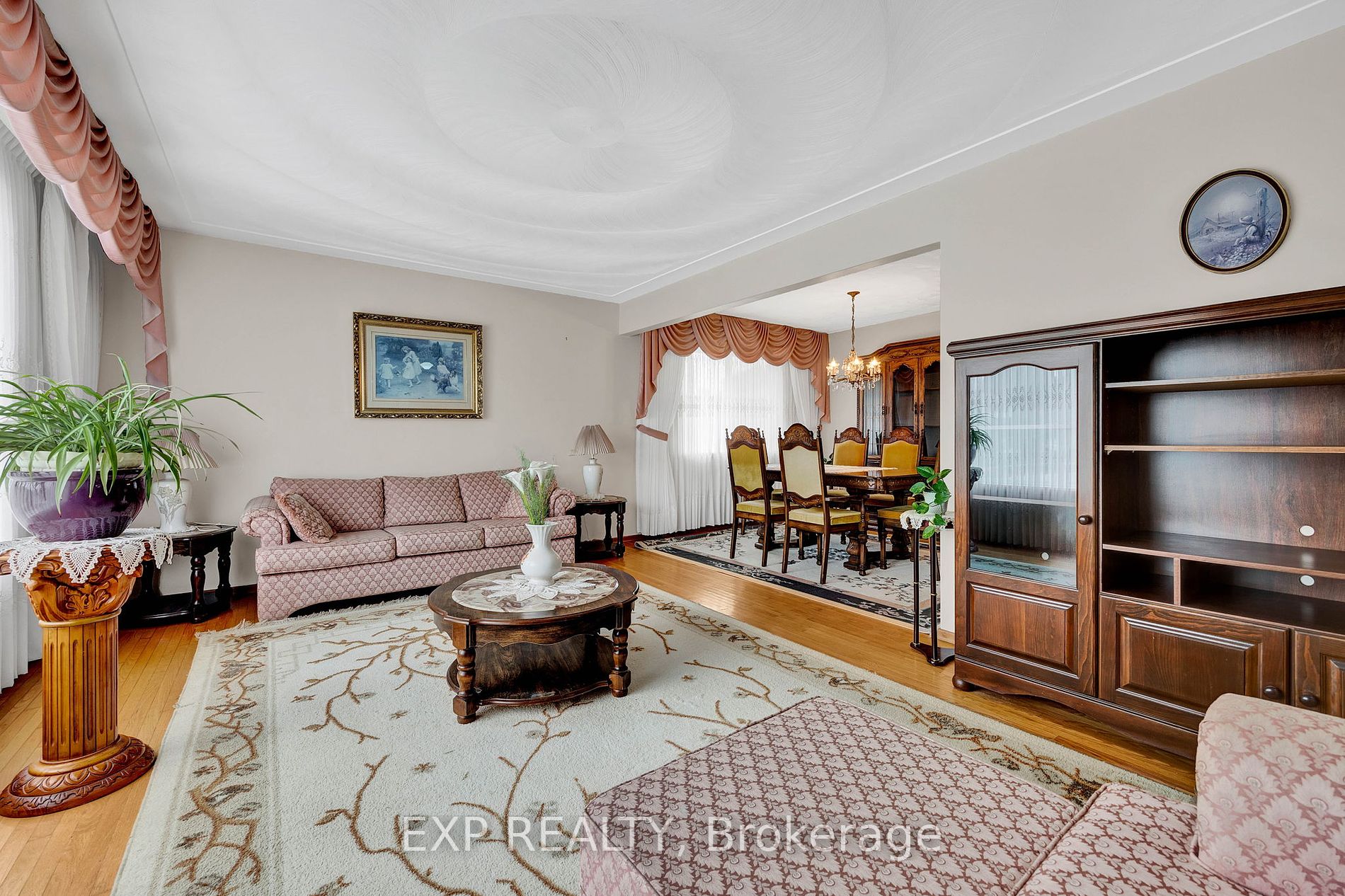 11 Van Horne Place