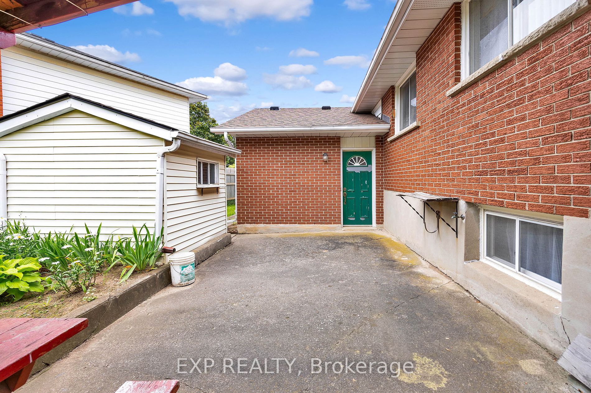 11 Van Horne Place