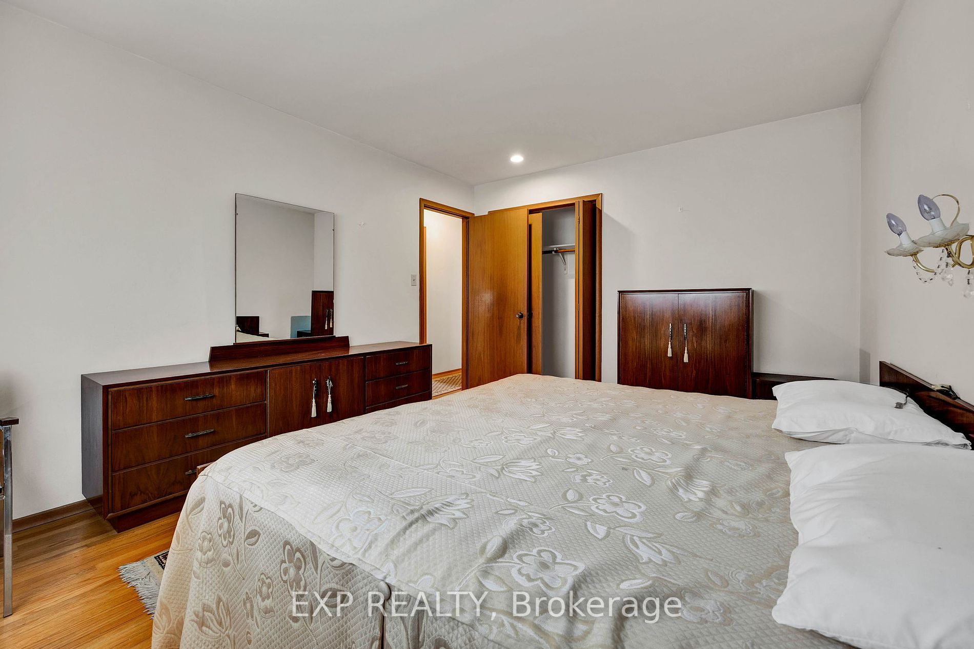 11 Van Horne Place