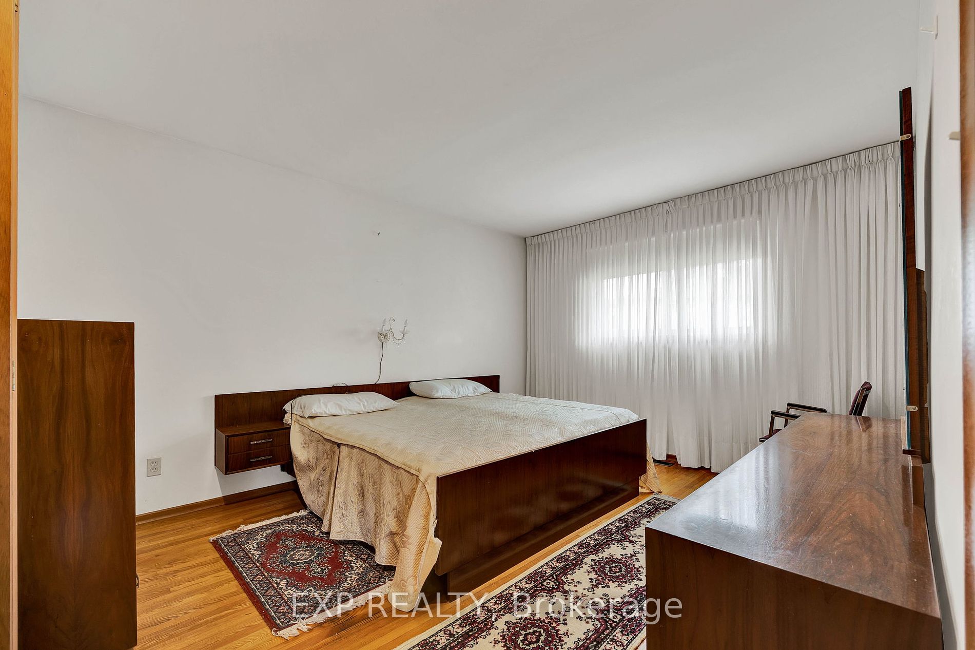 11 Van Horne Place