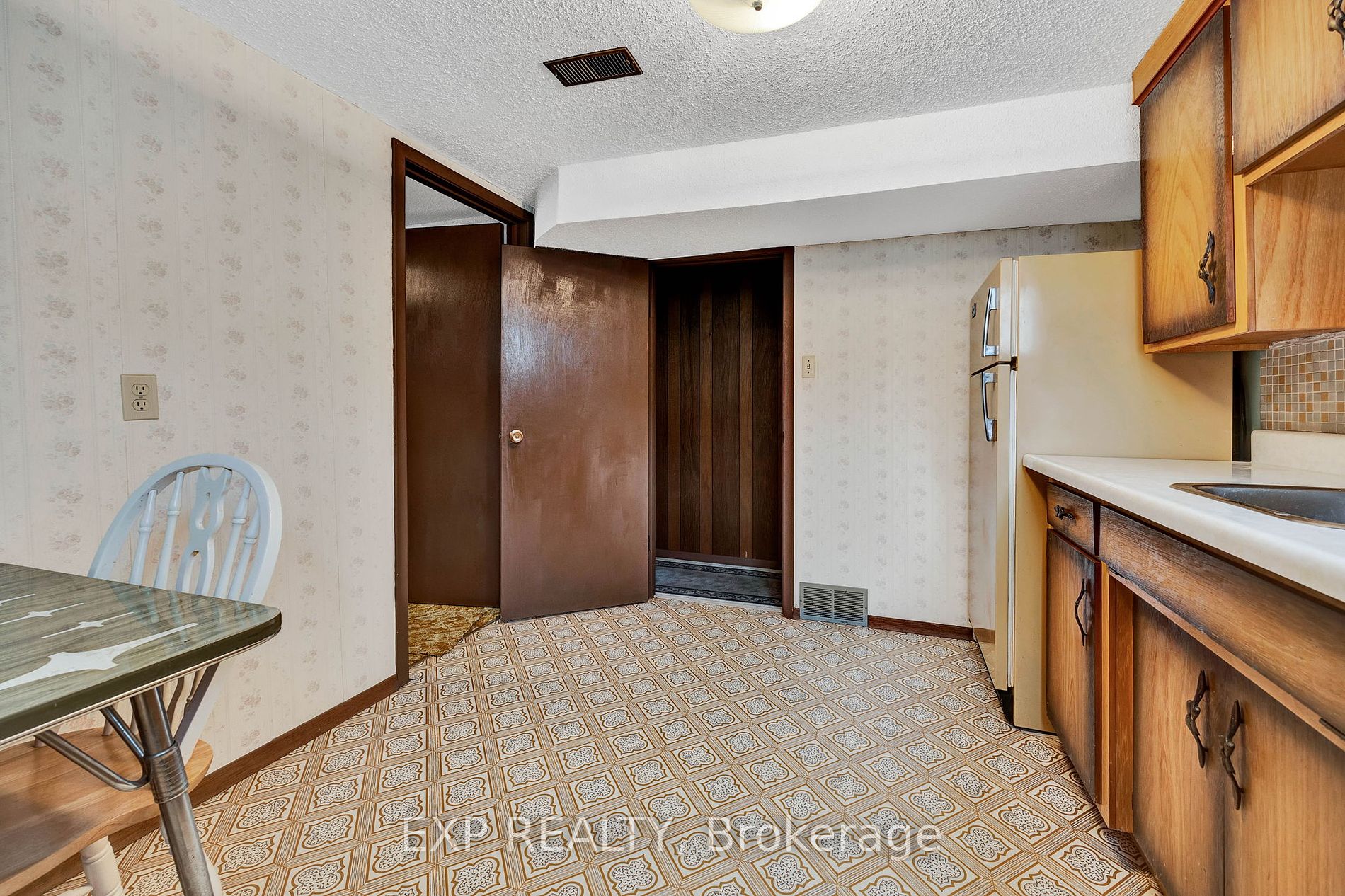 11 Van Horne Place
