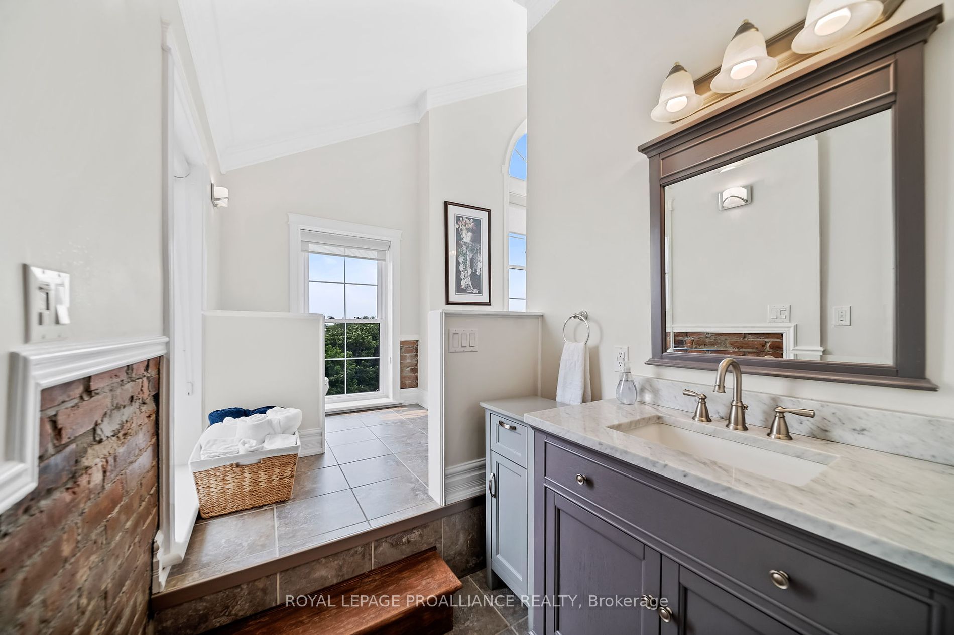 323 George St, #403