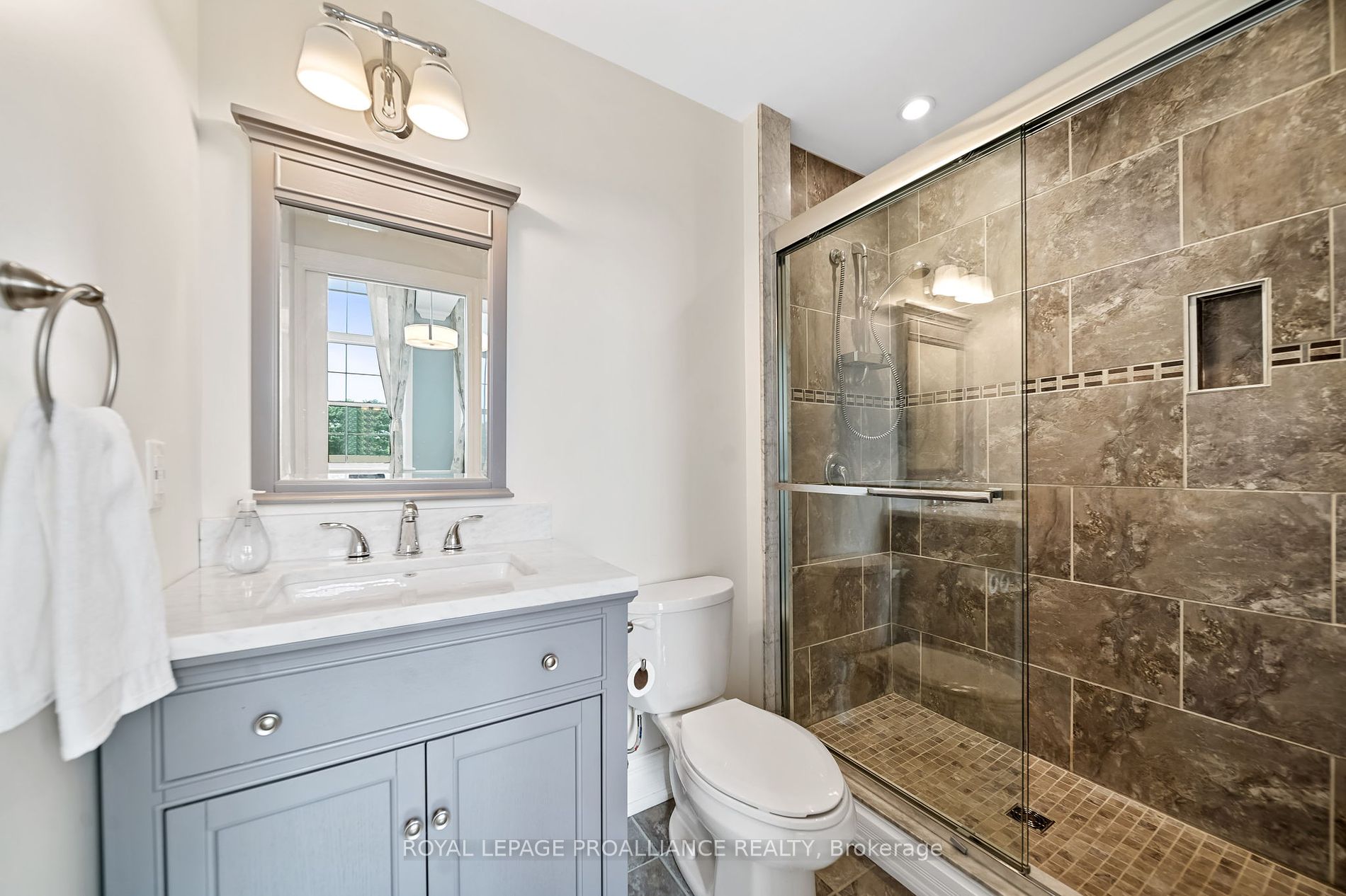 323 George St, #403