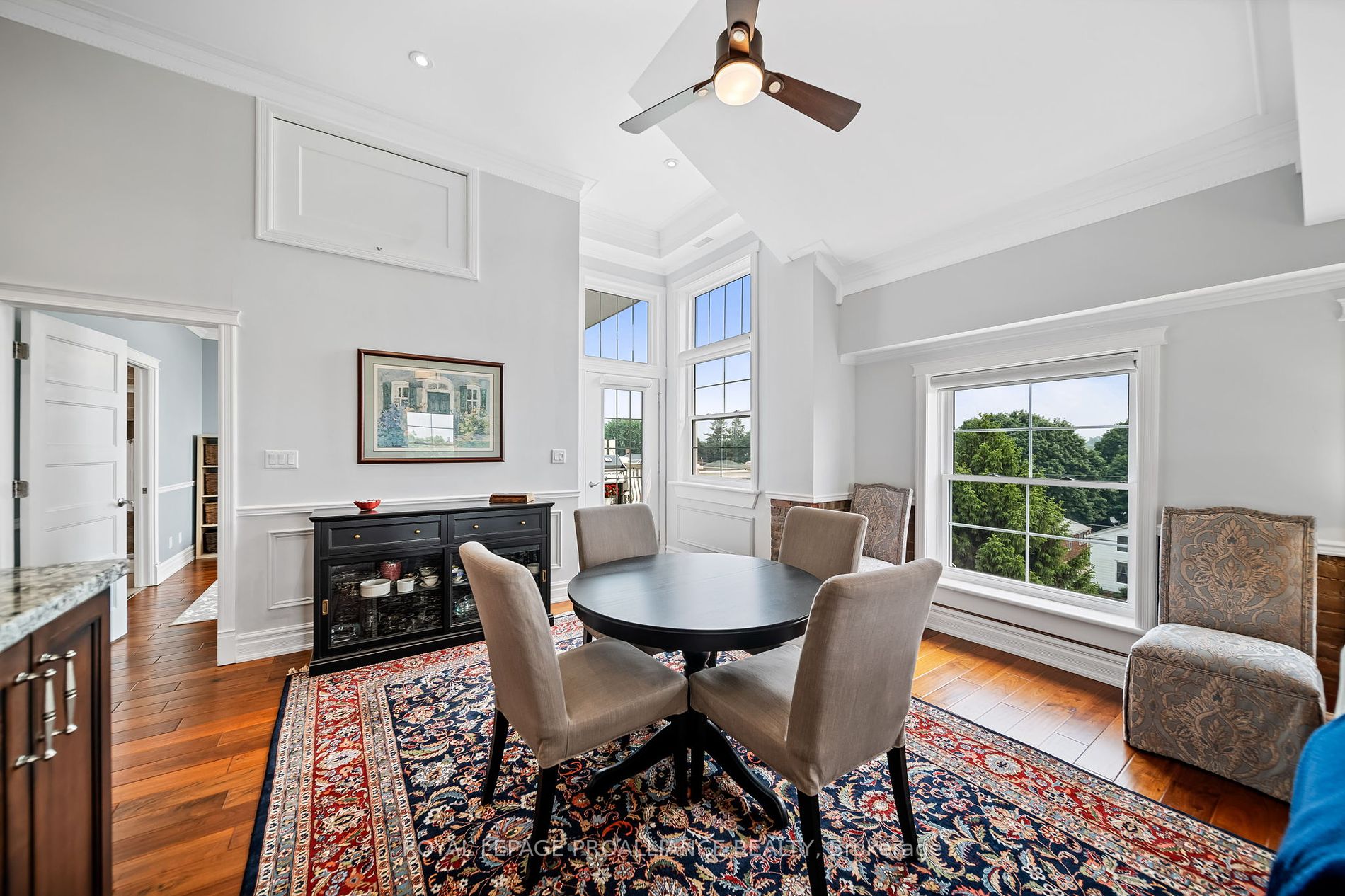 323 George St, #403