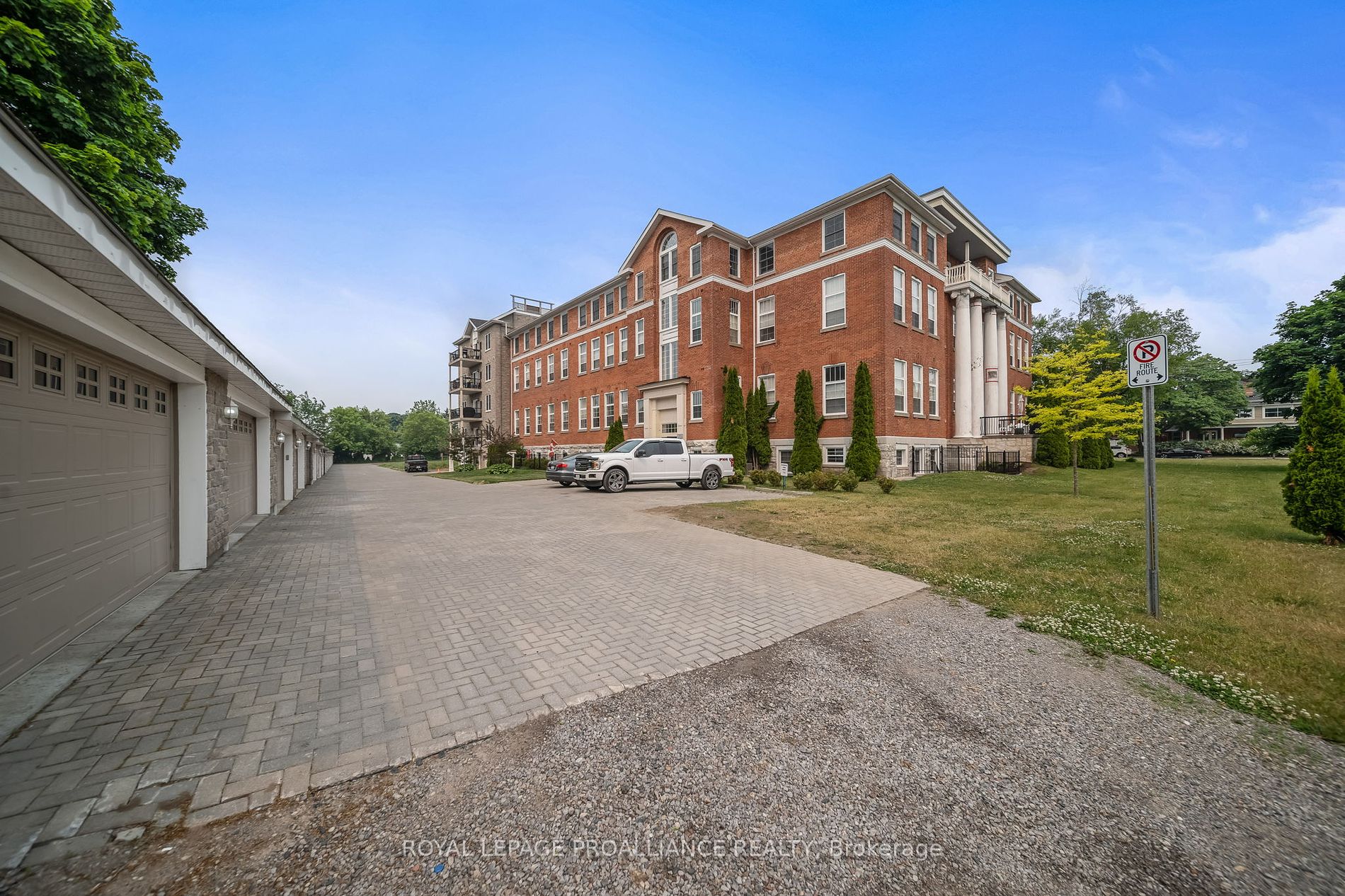 323 George St, #403