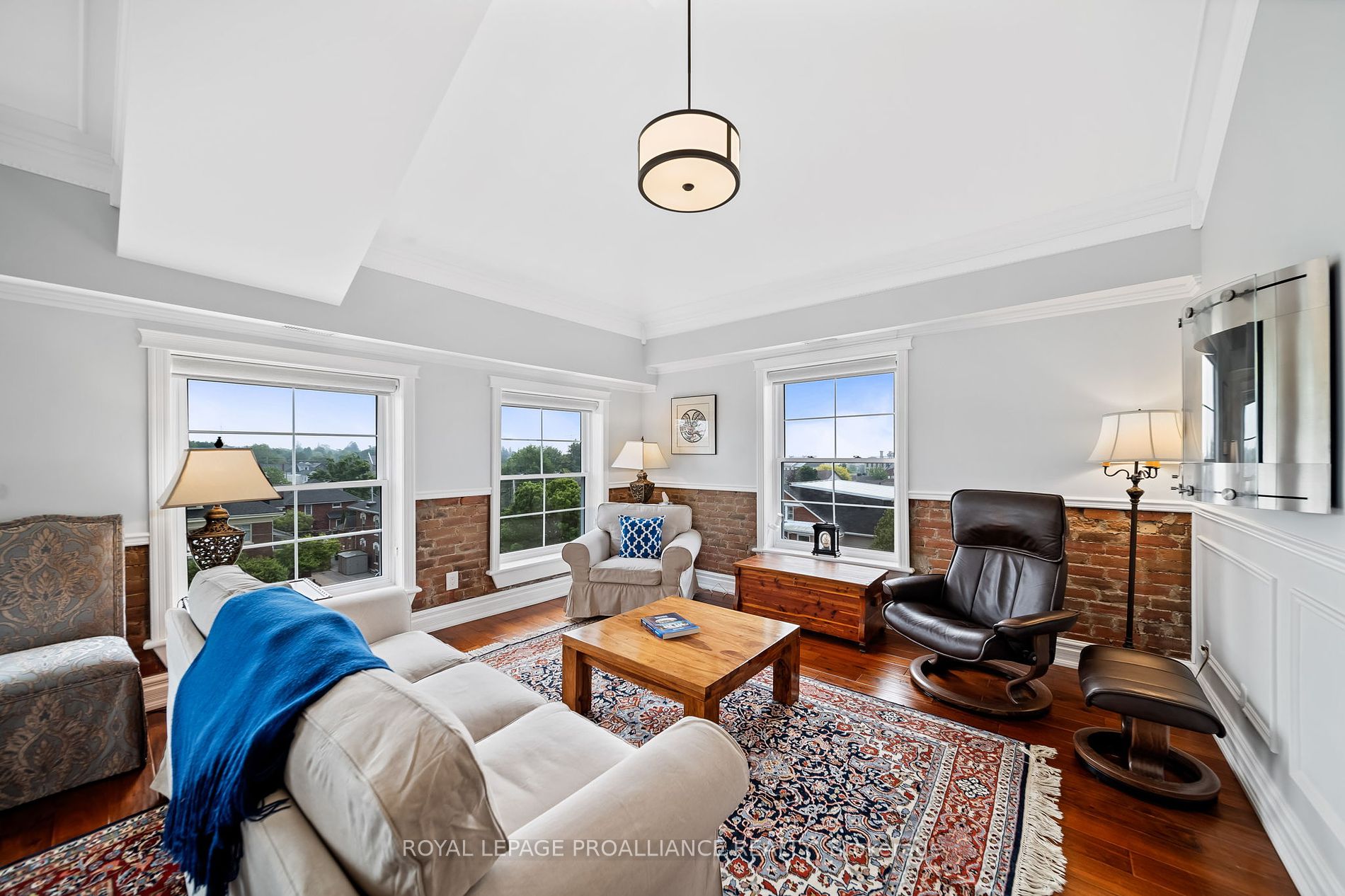 323 George St, #403