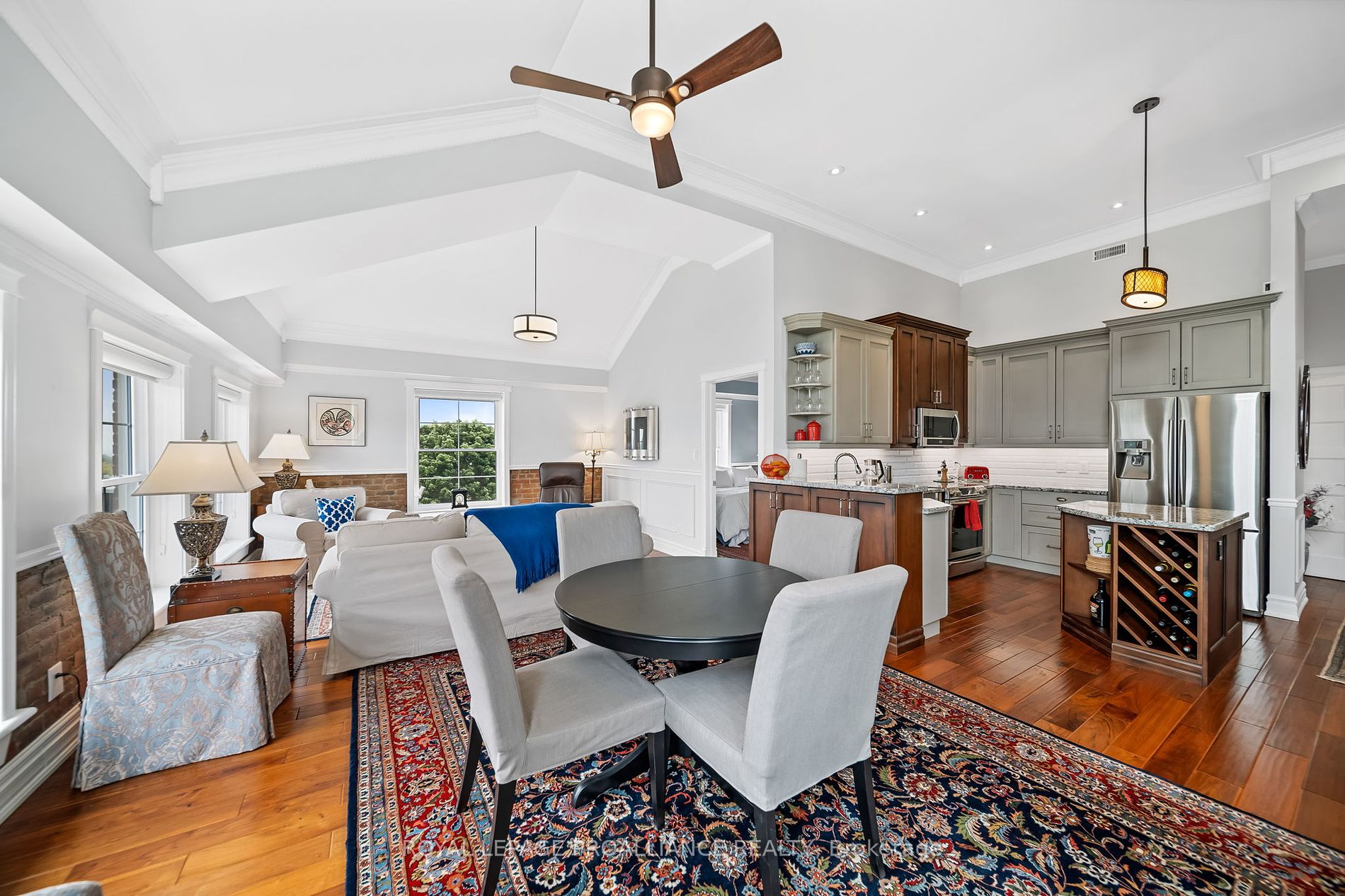 323 George St, #403