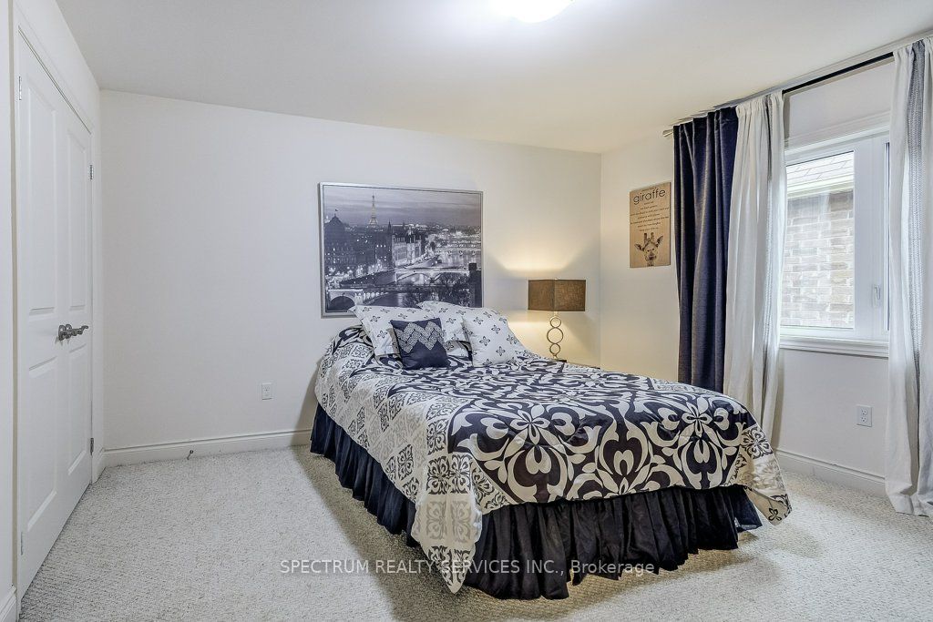 35 Chaumont Dr