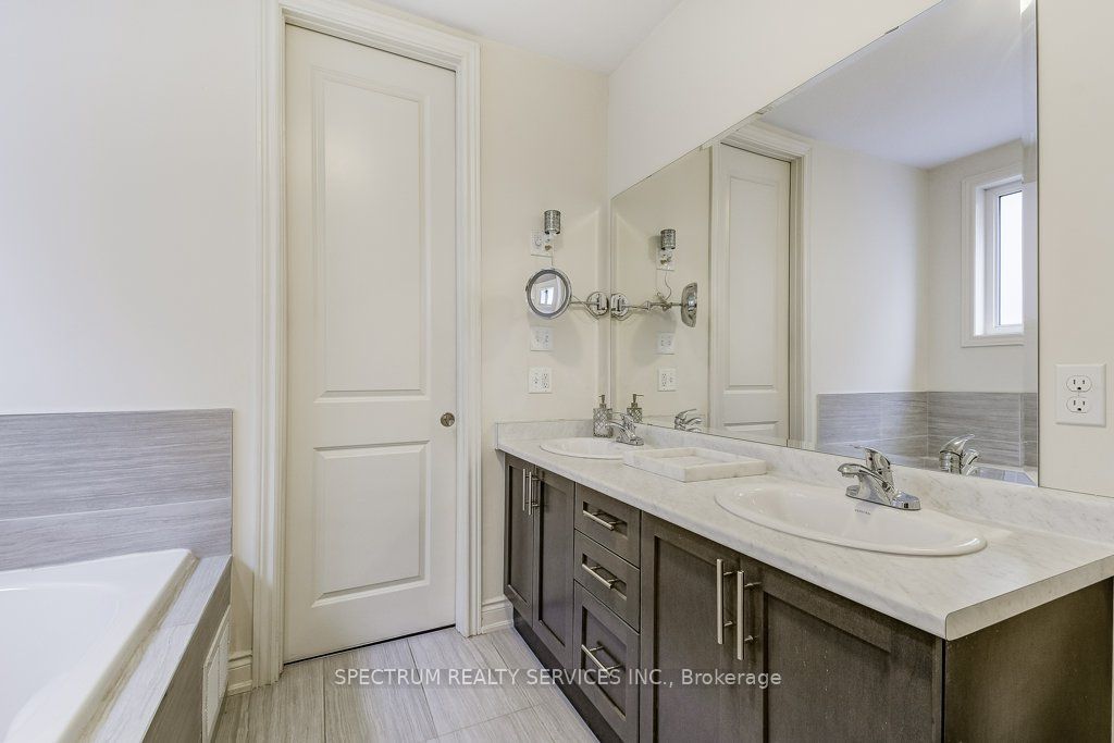 35 Chaumont Dr