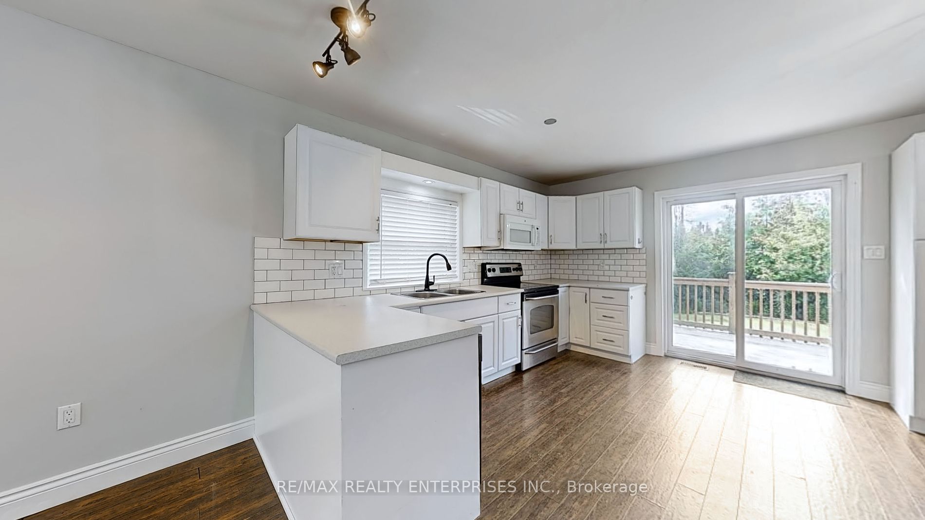 353 Front Street W