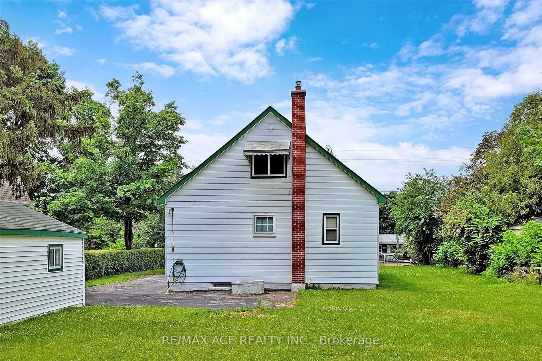 112 Bridge Street W