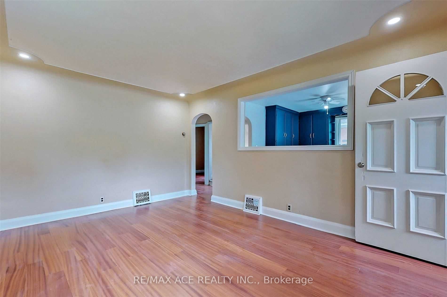 112 Bridge Street W
