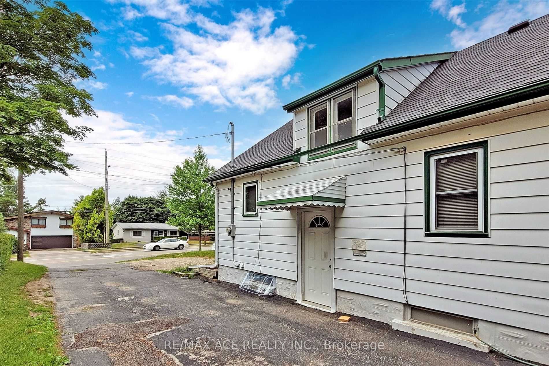 112 Bridge Street W