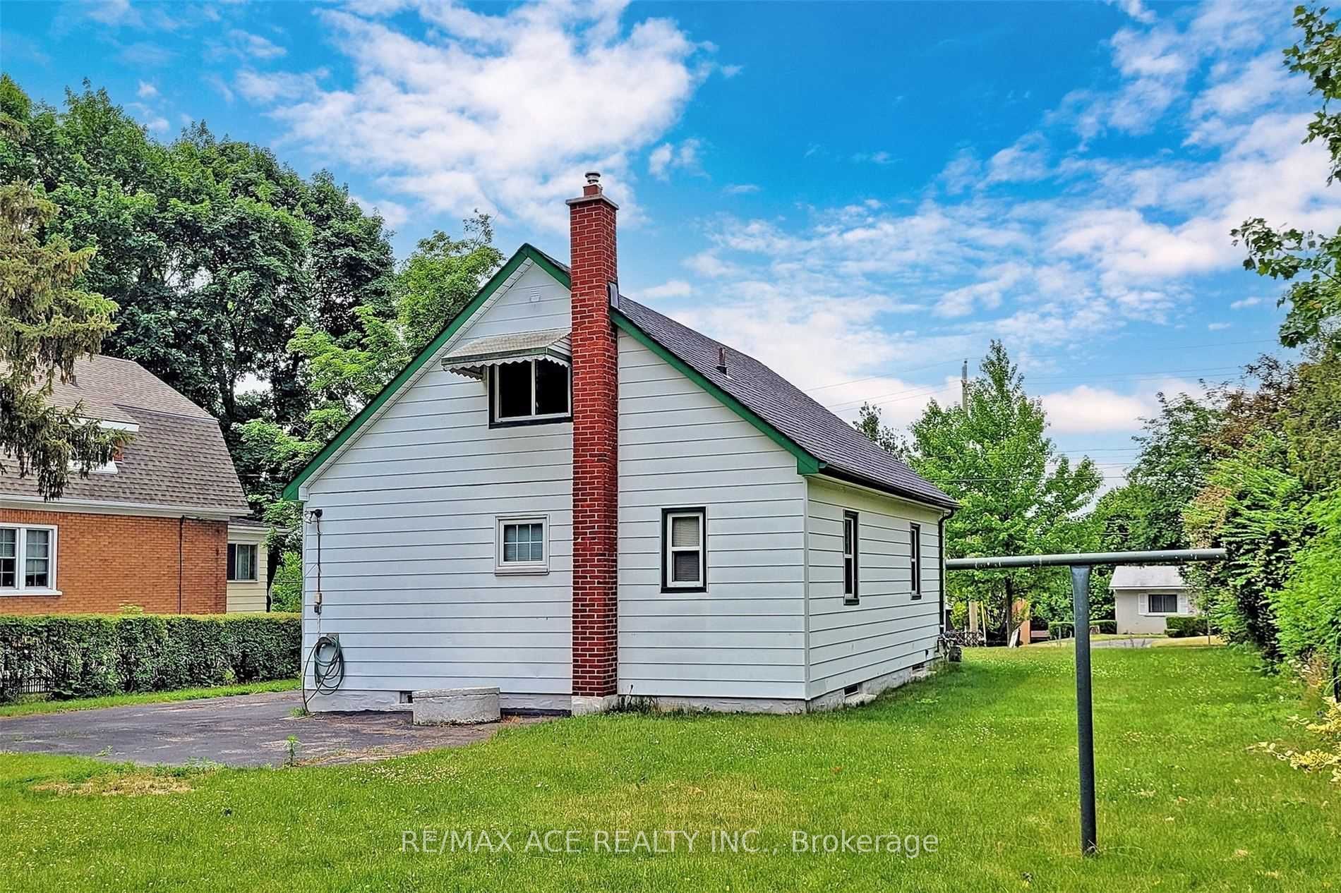 112 Bridge Street W