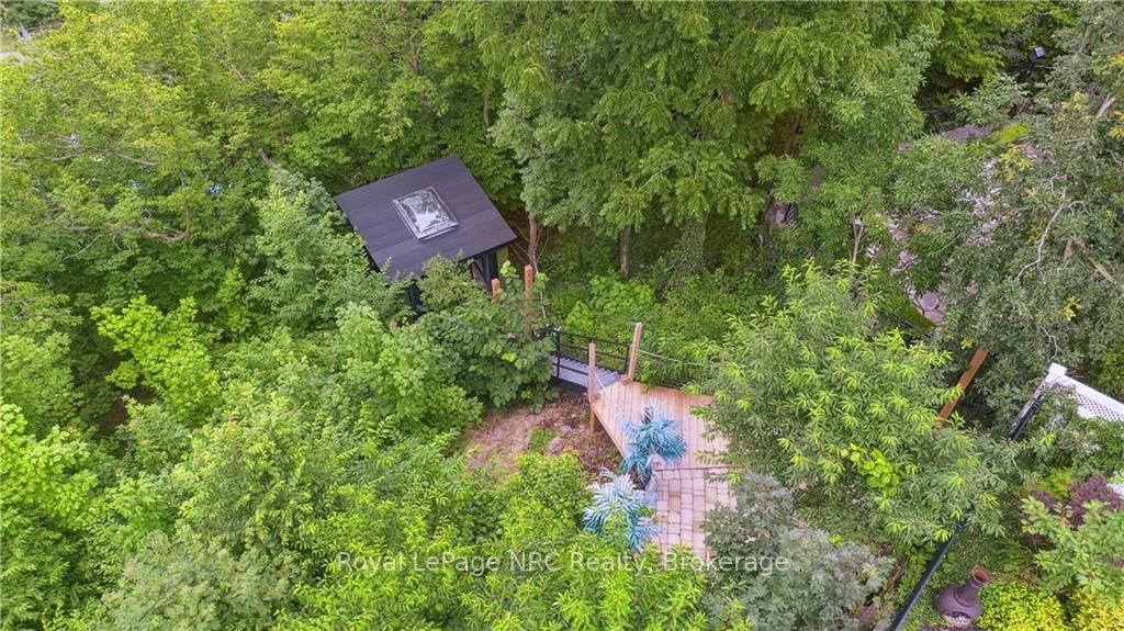 33 Leslie Drive