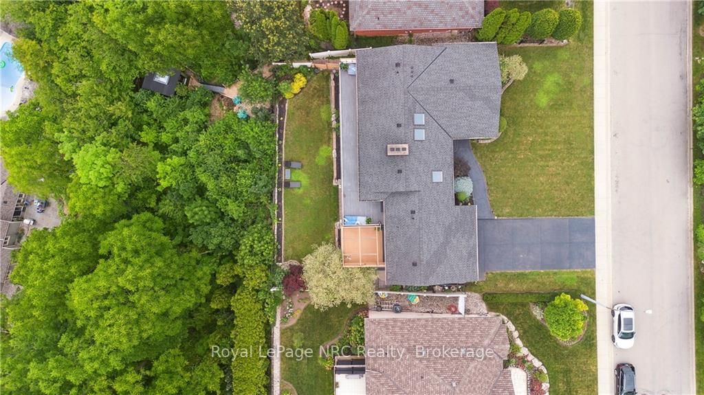 33 Leslie Drive