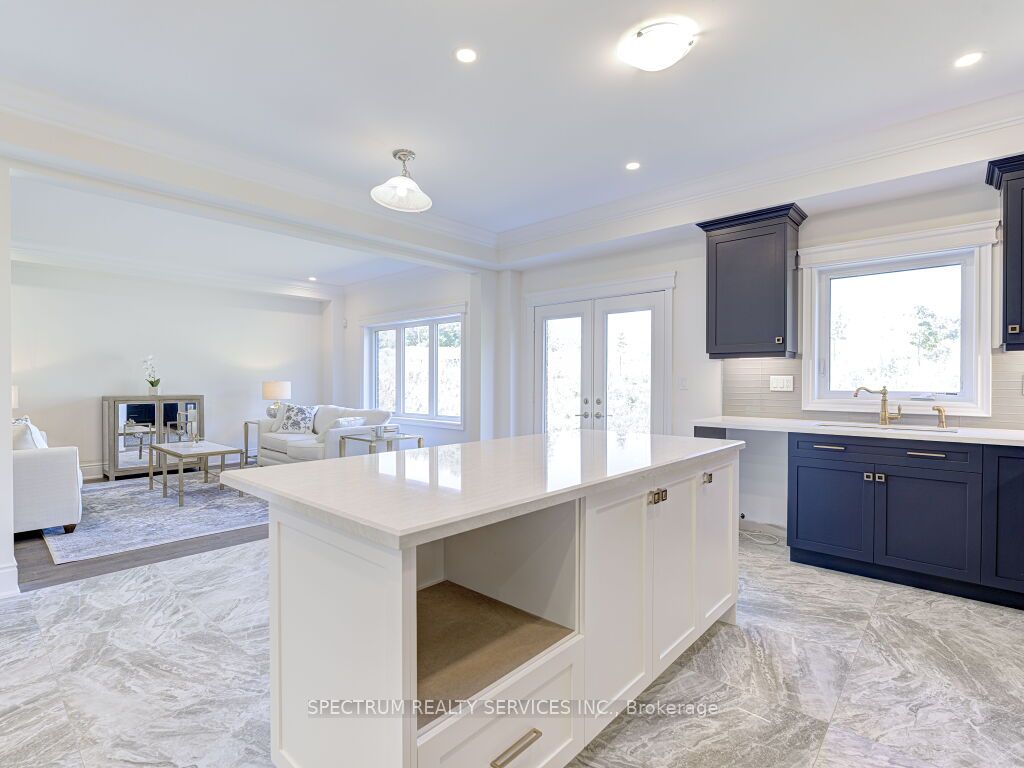 37 Macklin St
