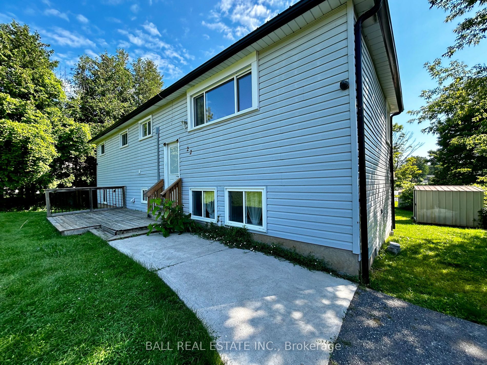 22 Lawrence Street N