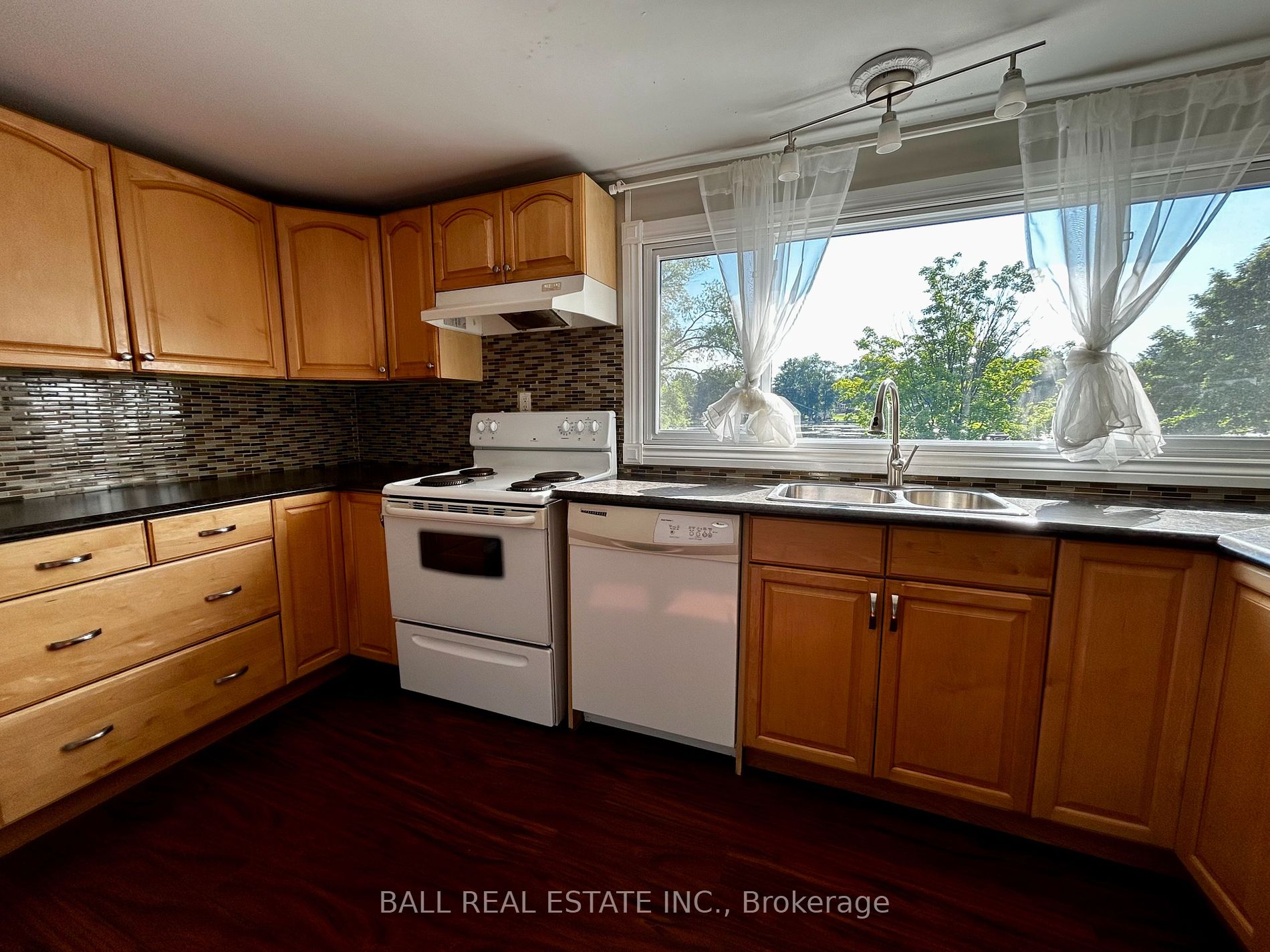 22 Lawrence Street N