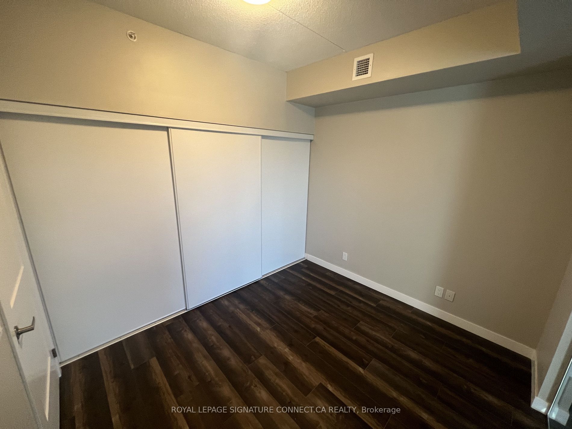 15 Queen St S, #1401