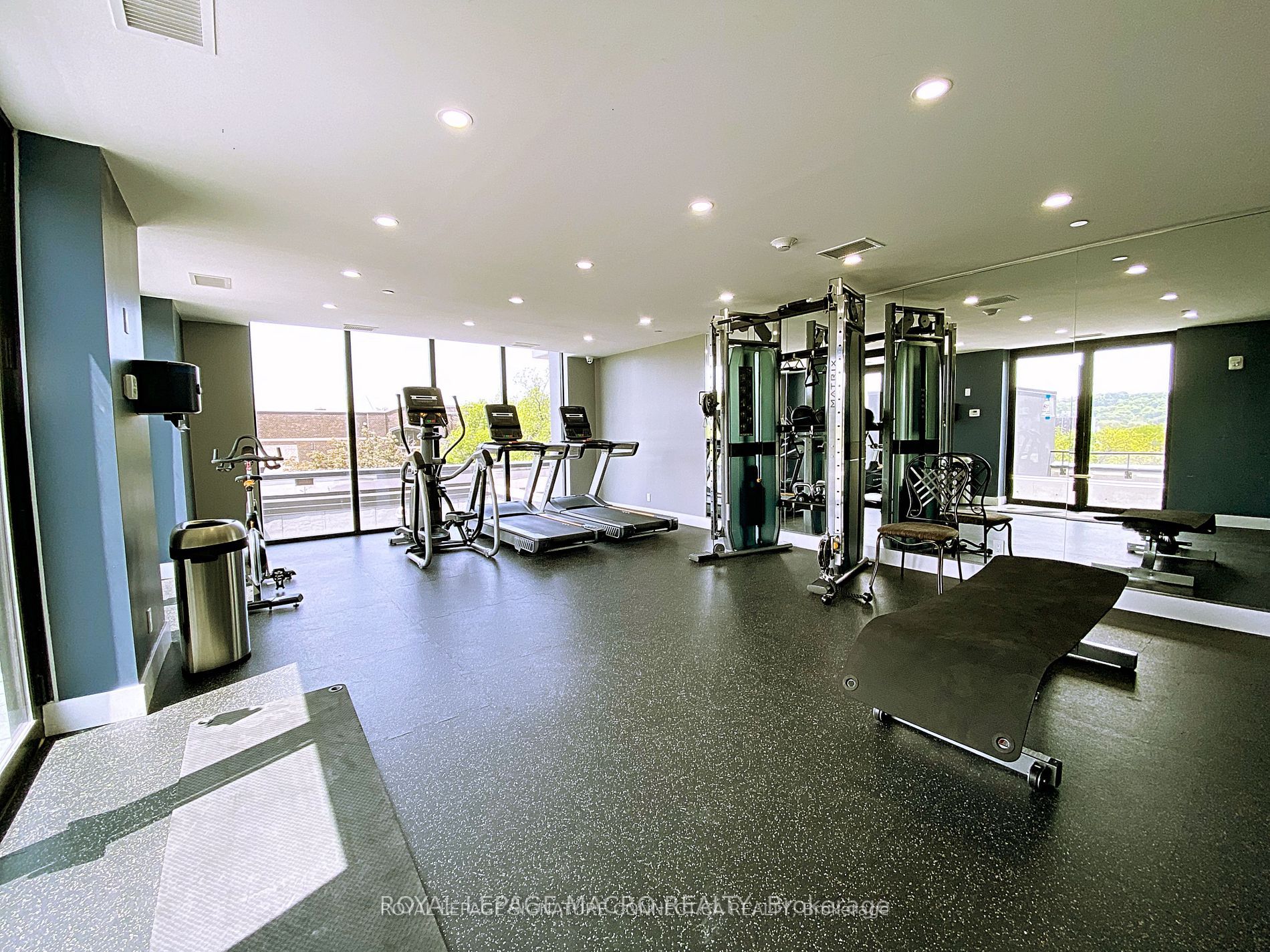 15 Queen St S, #1401