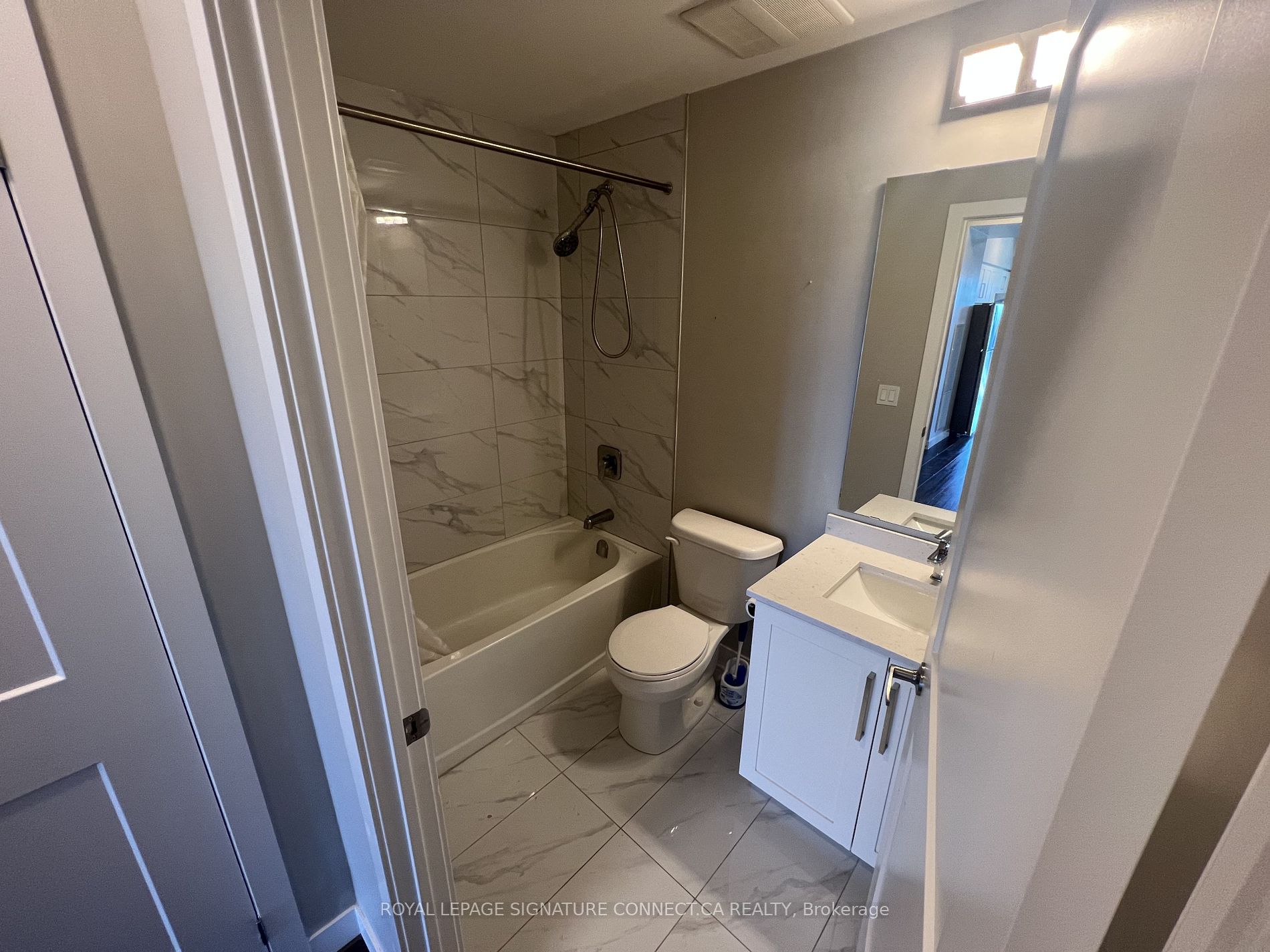 15 Queen St S, #1401