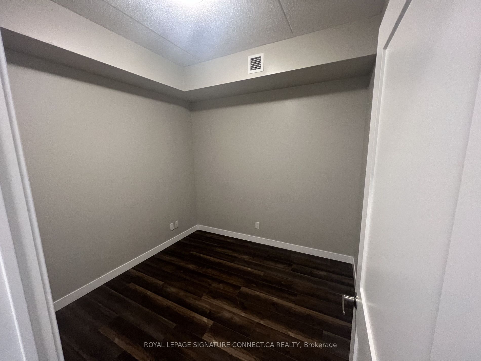 15 Queen St S, #1401
