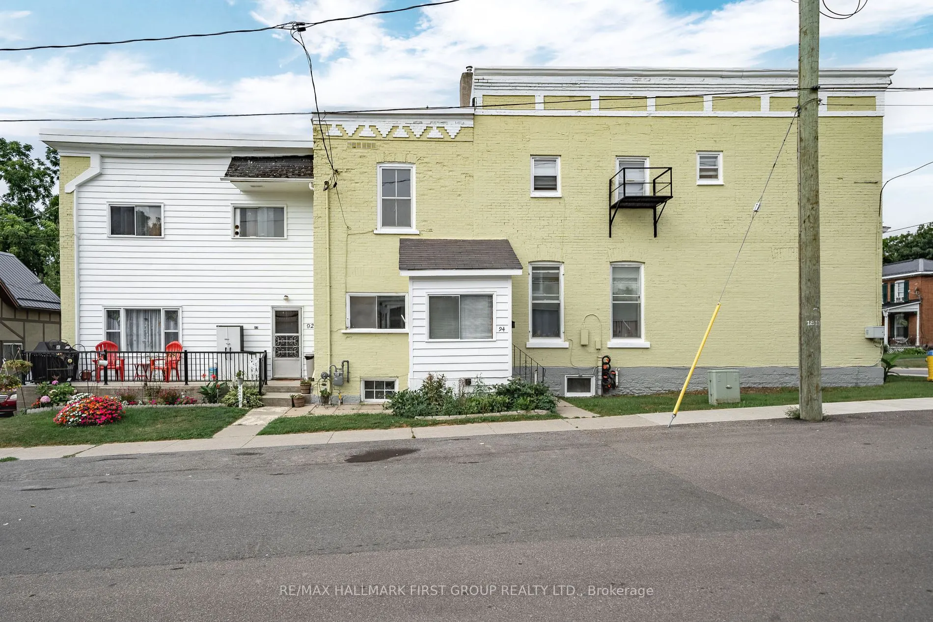 70 Dundas St W