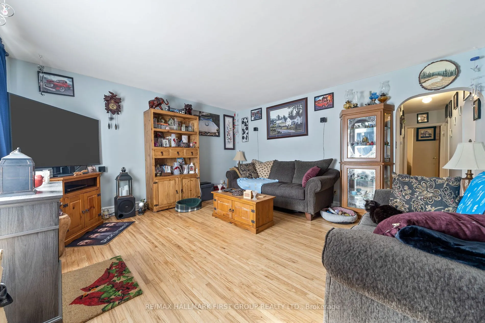 70 Dundas St W