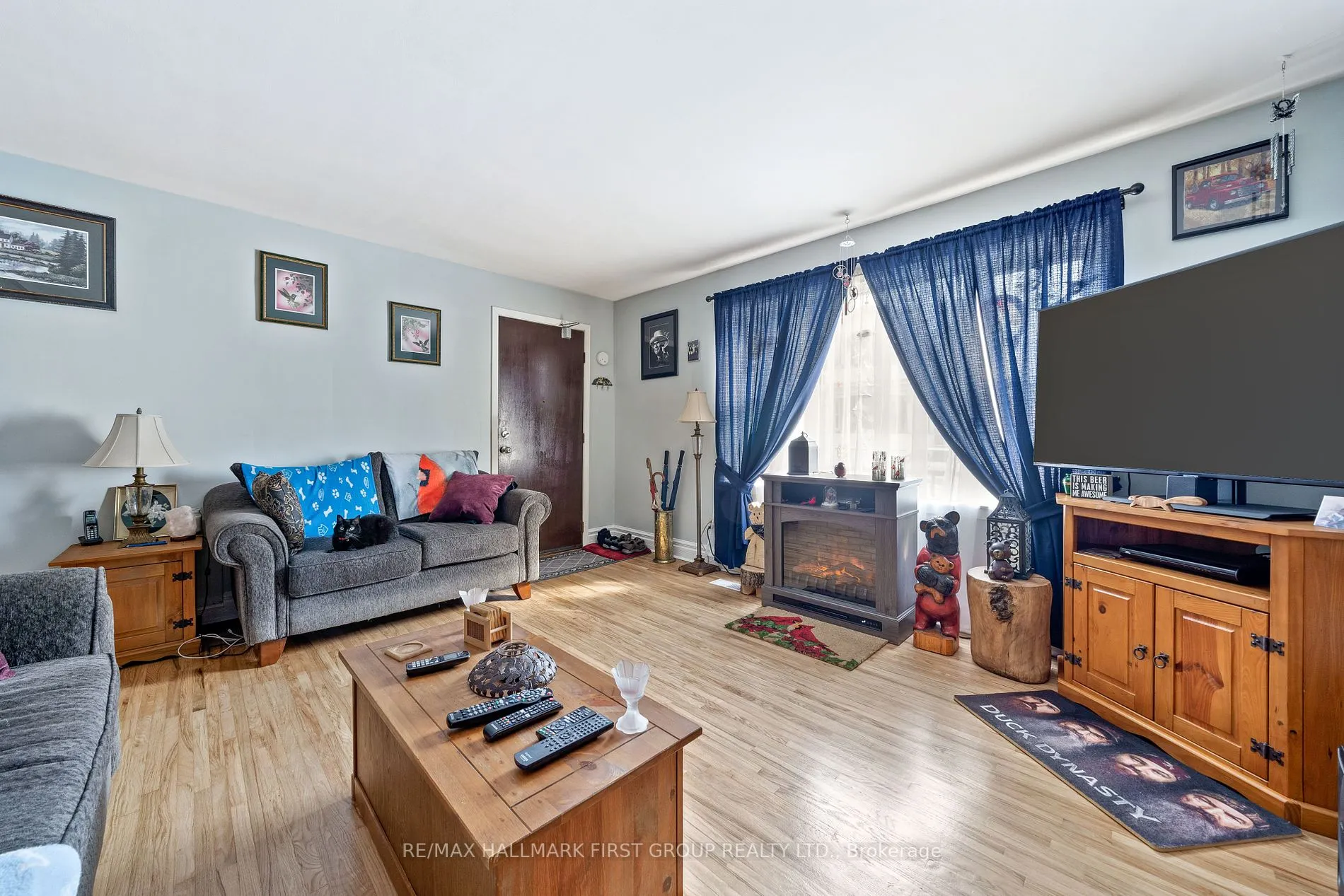 70 Dundas St W