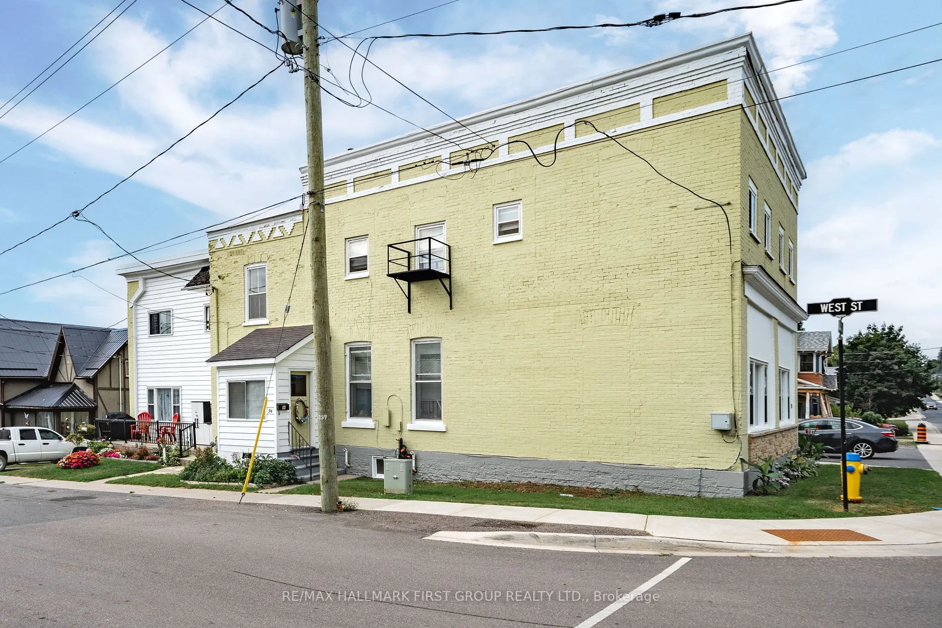 70 Dundas St W