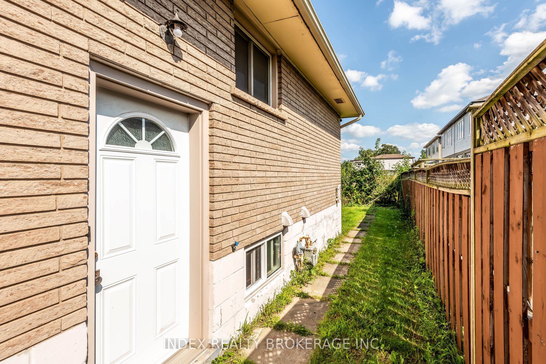 28 Blenheim Dr