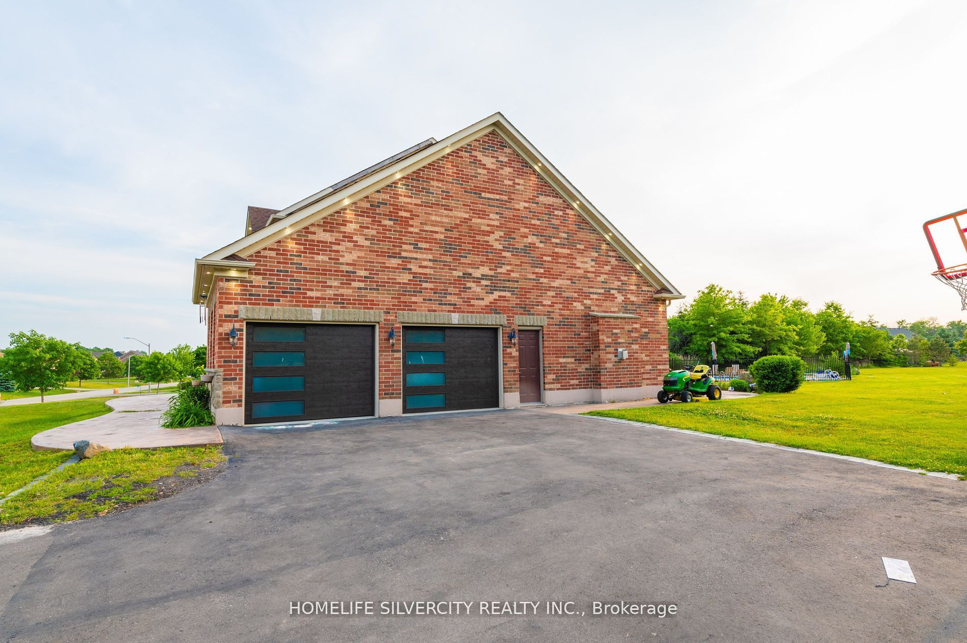 18 Leenders Lane