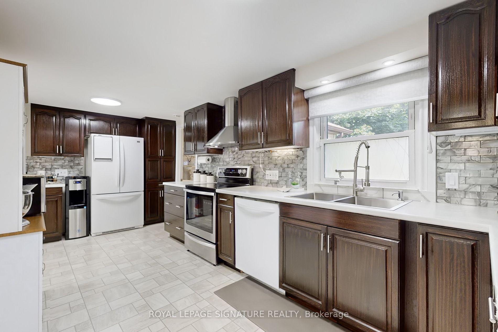 27 Carleton Boulevard