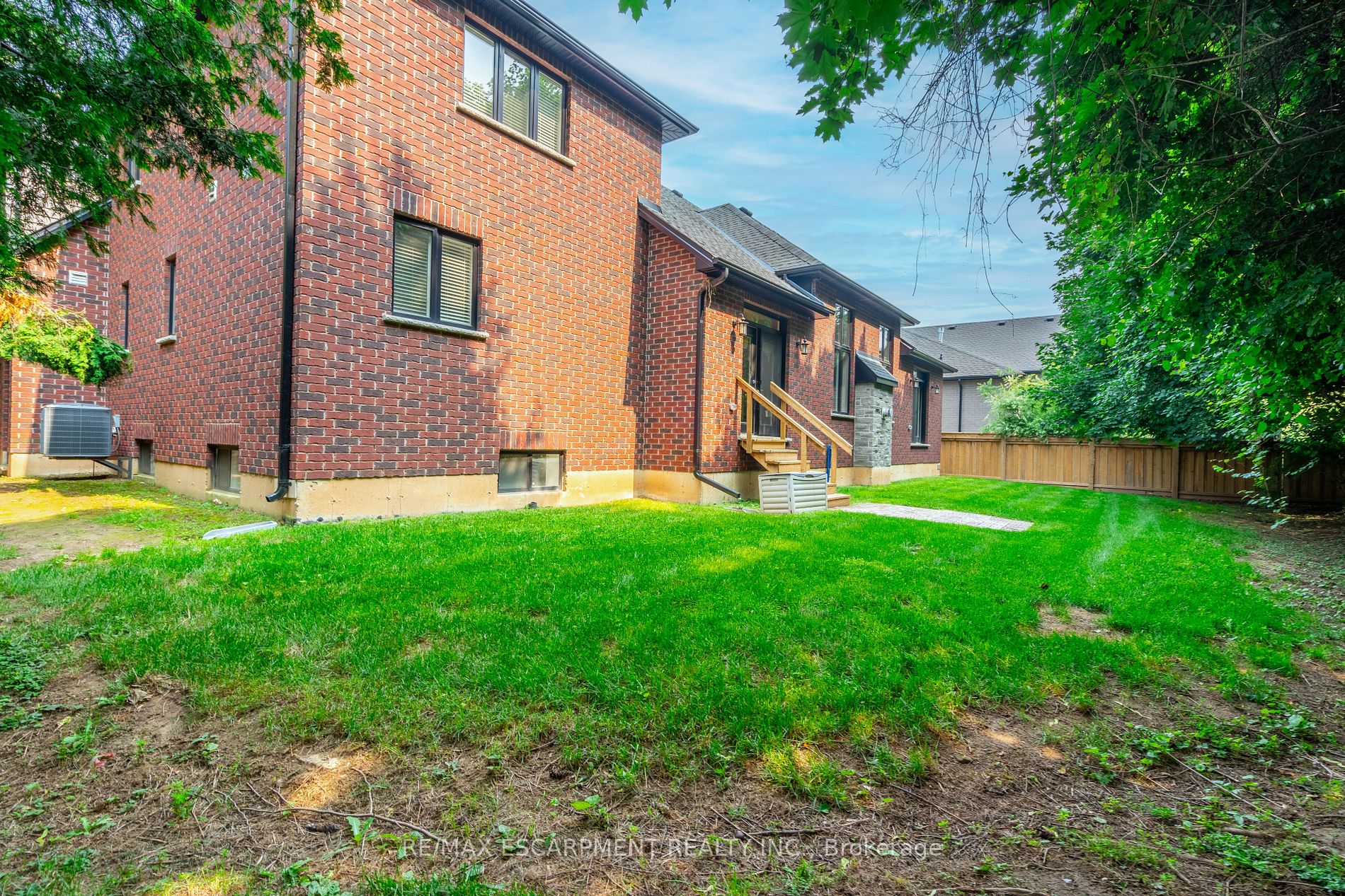 374 Woodworth Drive W