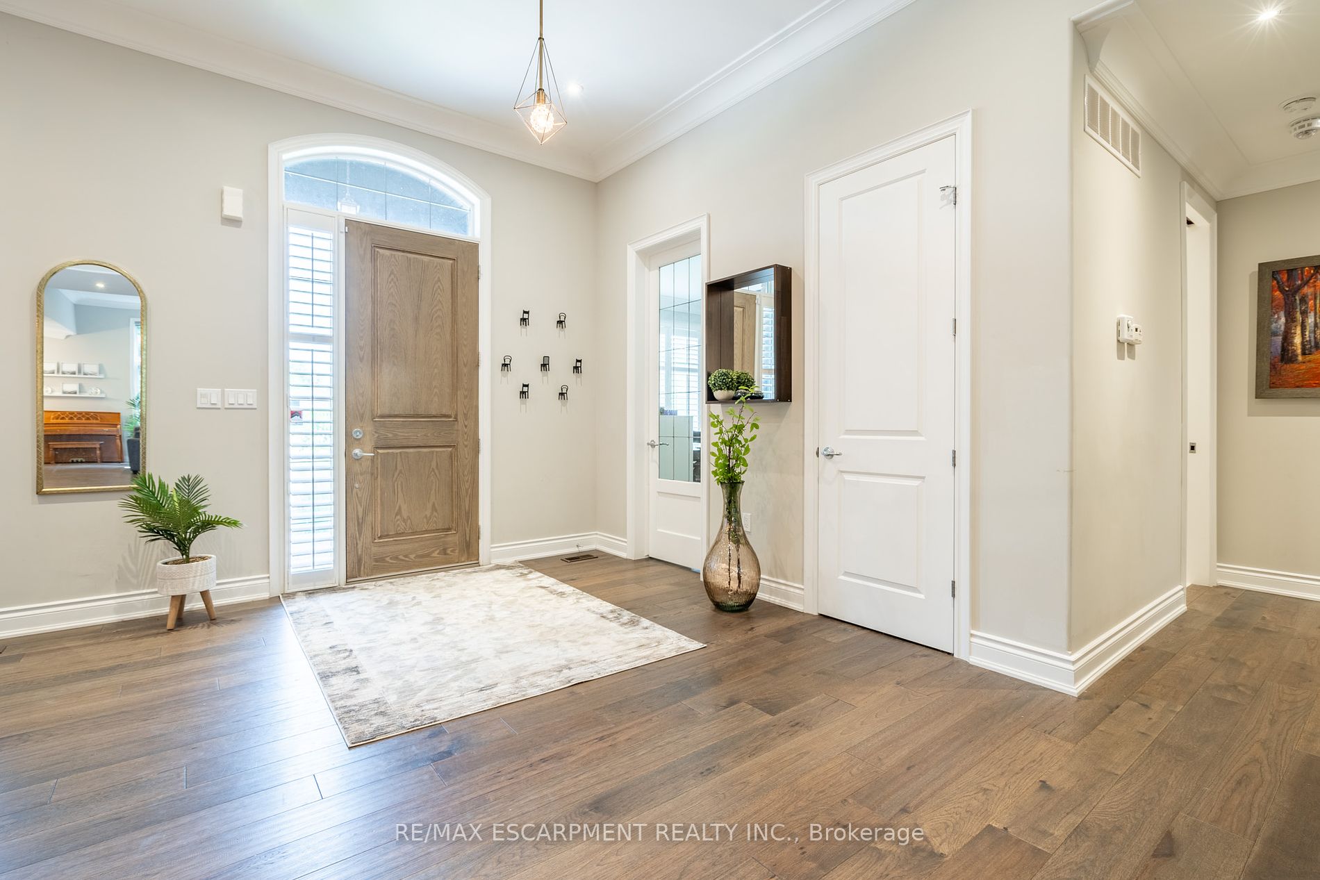 374 Woodworth Drive W