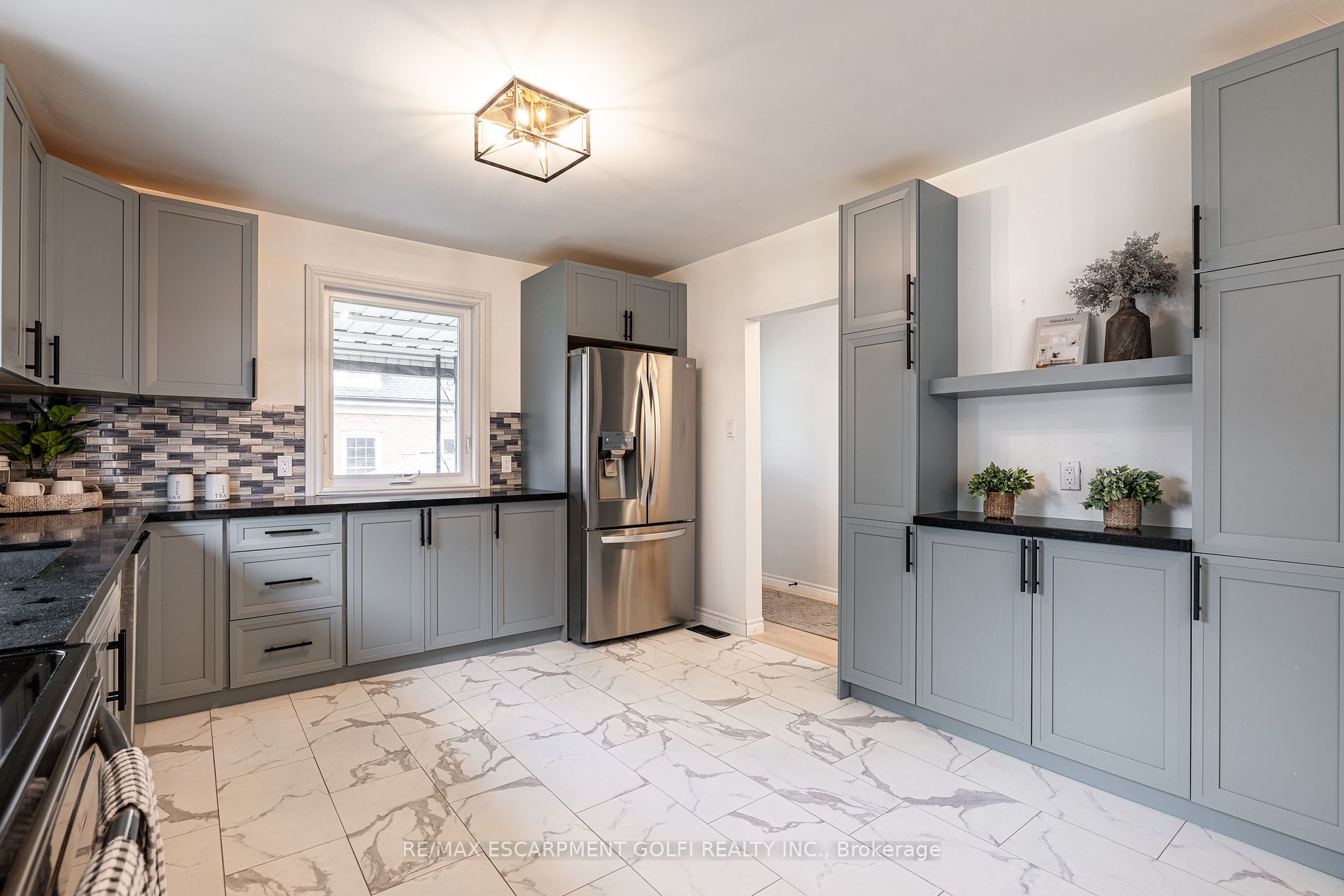 106 Simcoe St E