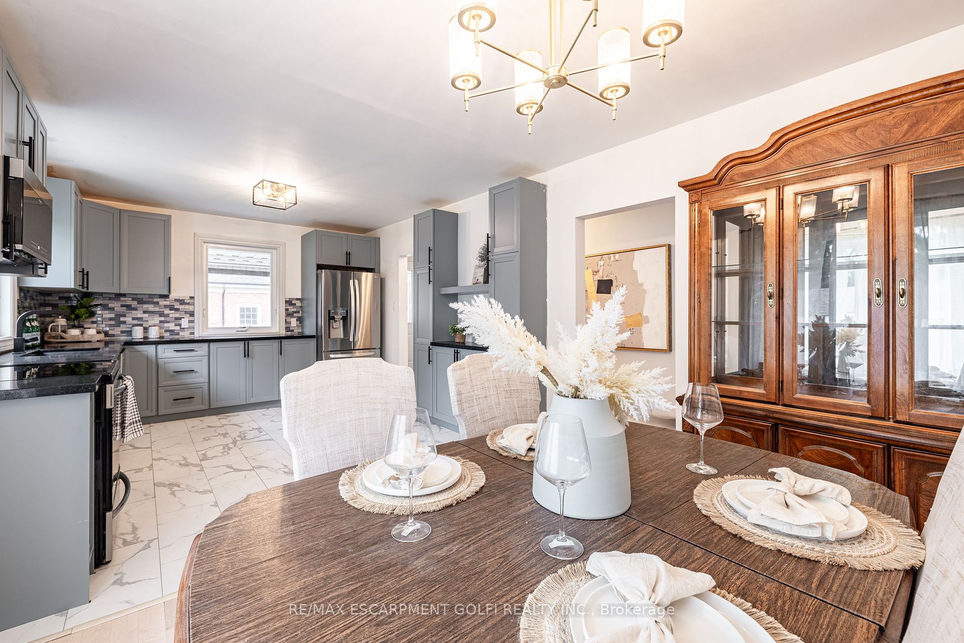 106 Simcoe St E