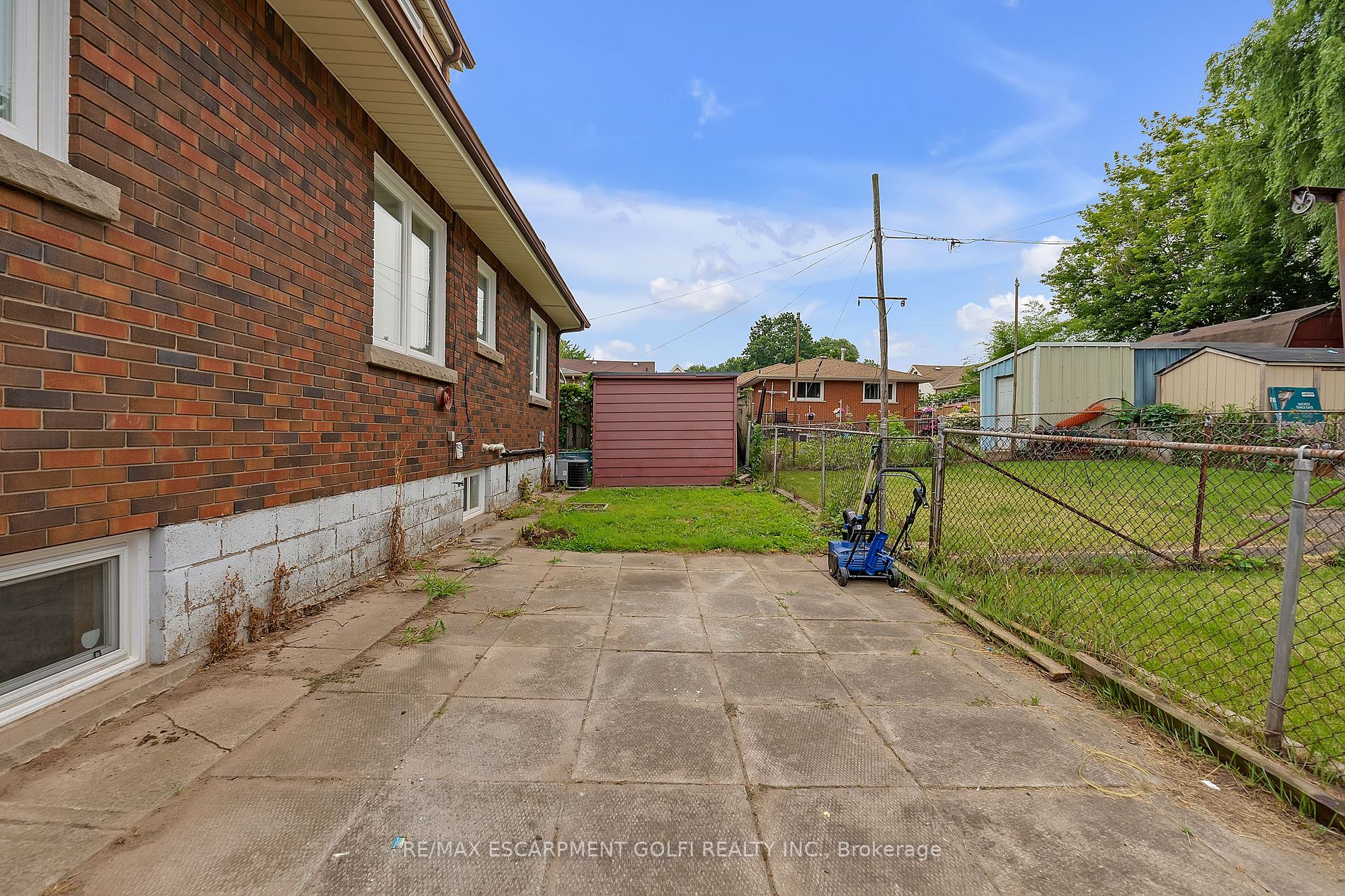 106 Simcoe St E