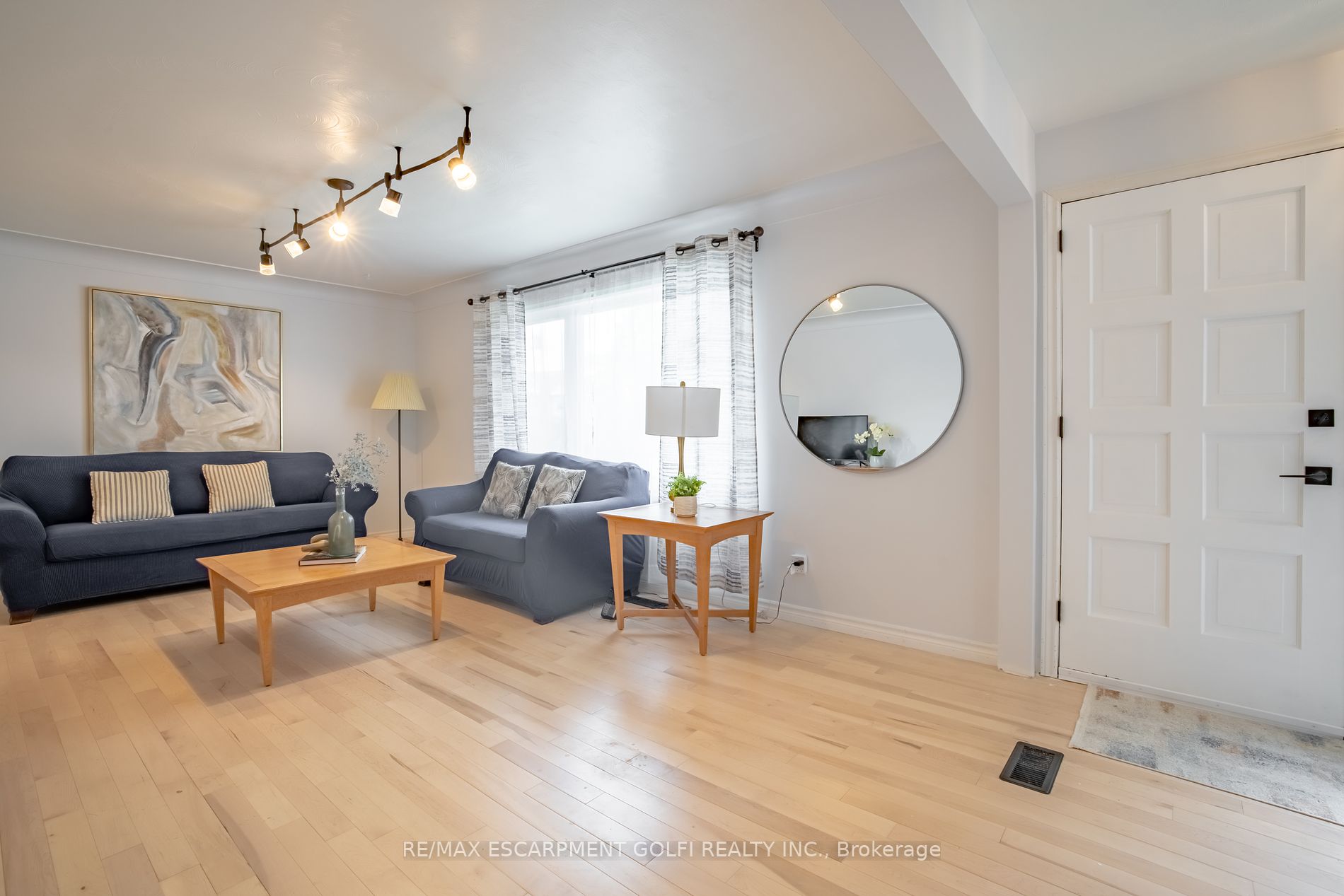 106 Simcoe St E