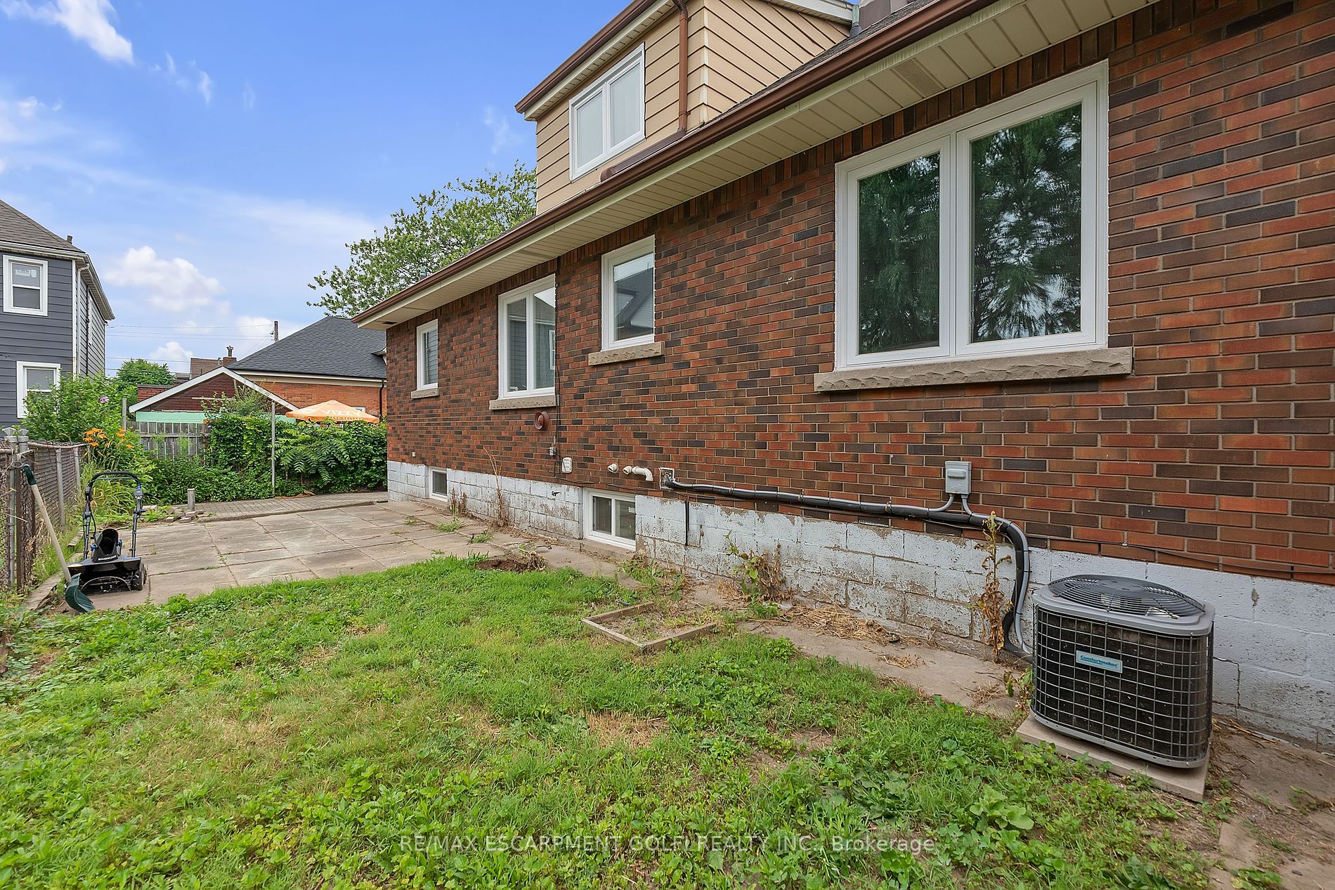106 Simcoe St E
