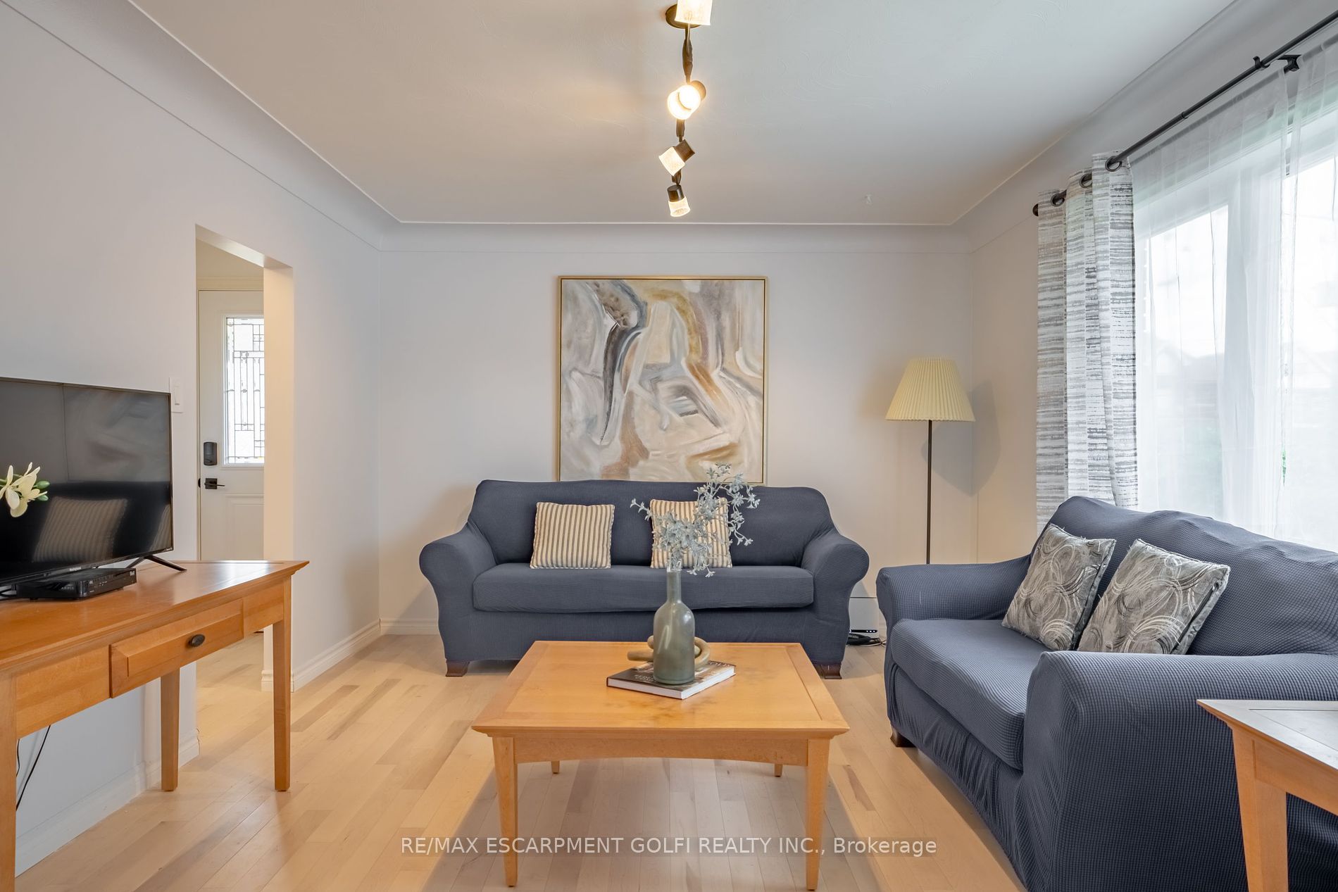 106 Simcoe St E