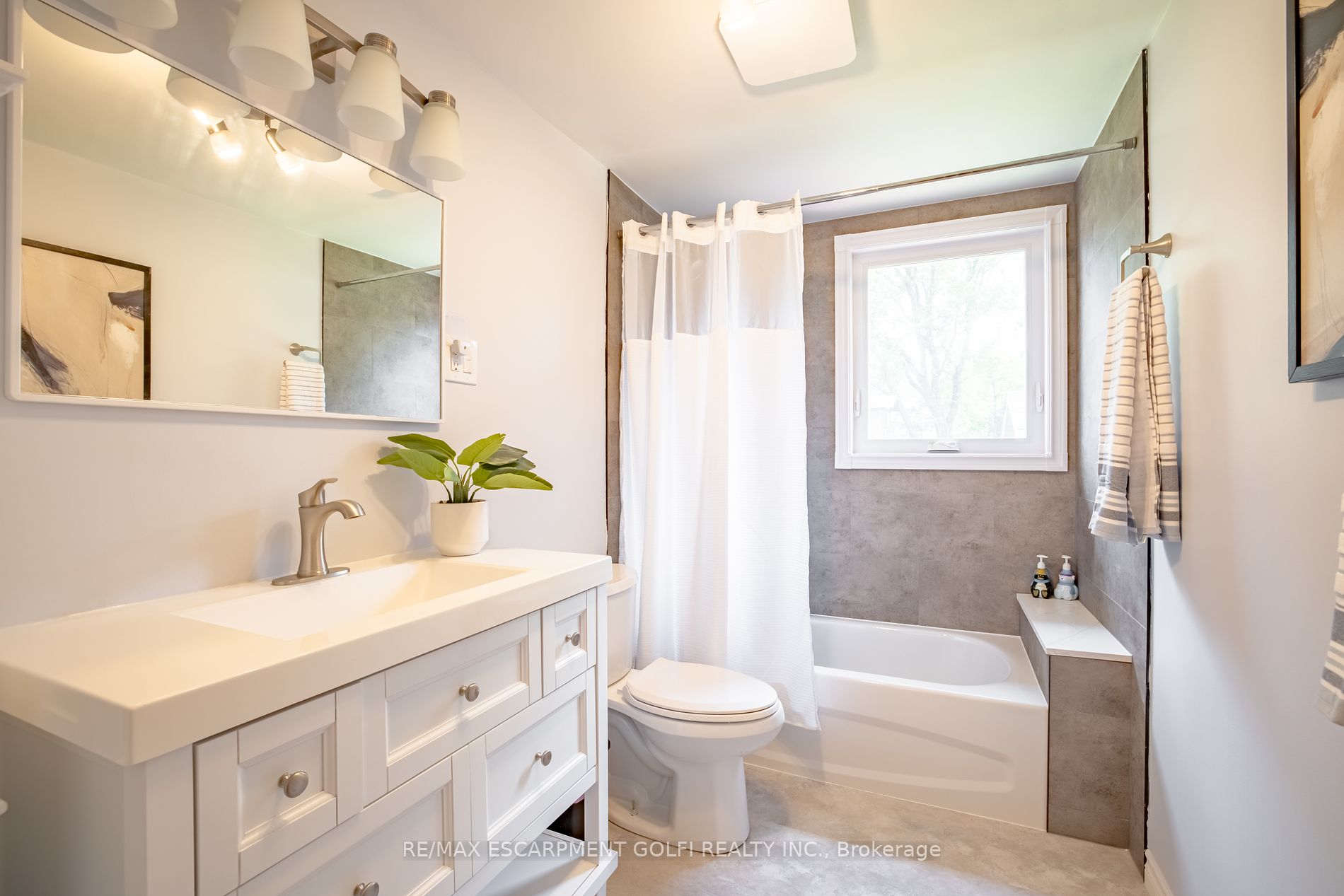 106 Simcoe St E